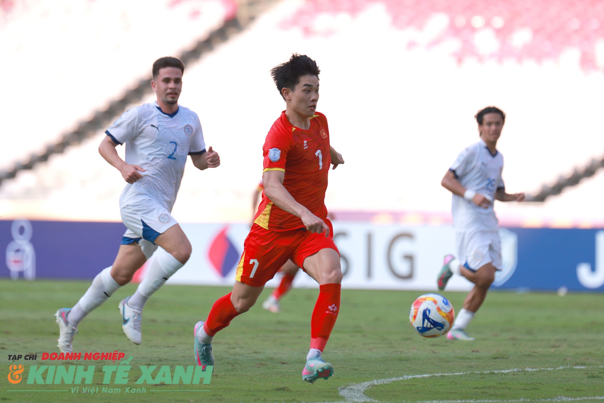 Đình Bắc bỏ lỡ cơ hội khi sút bóng chệch cột dọc U23 Philippines trong gang tấc.