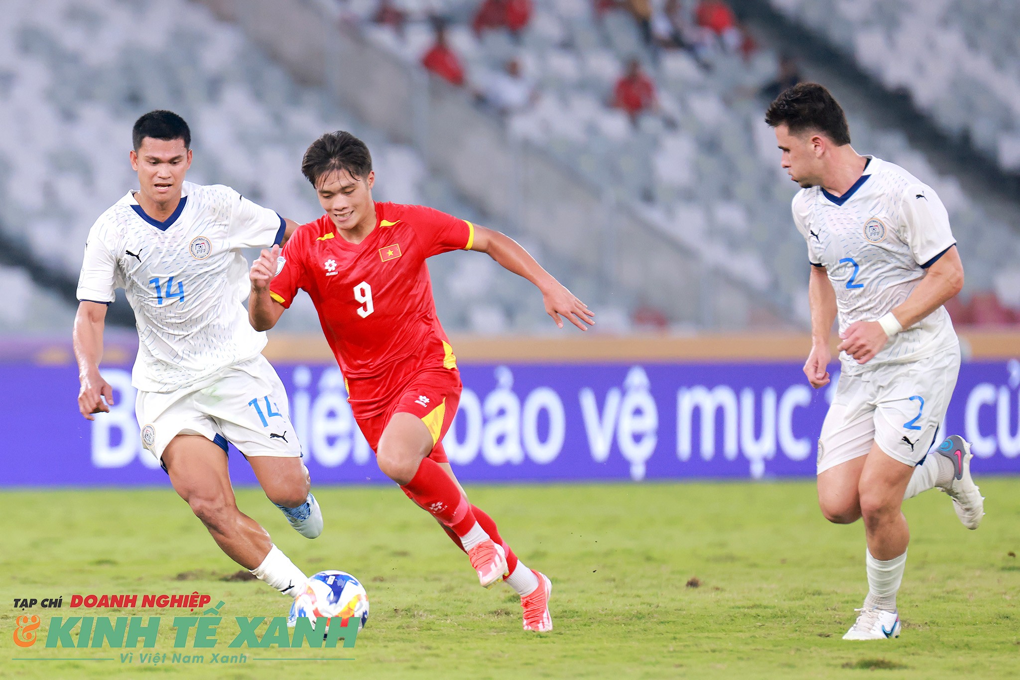 Tình huống tiền đạo Quốc Việt đột phá dẫn đến tấm thẻ đỏ của U23 Philippines