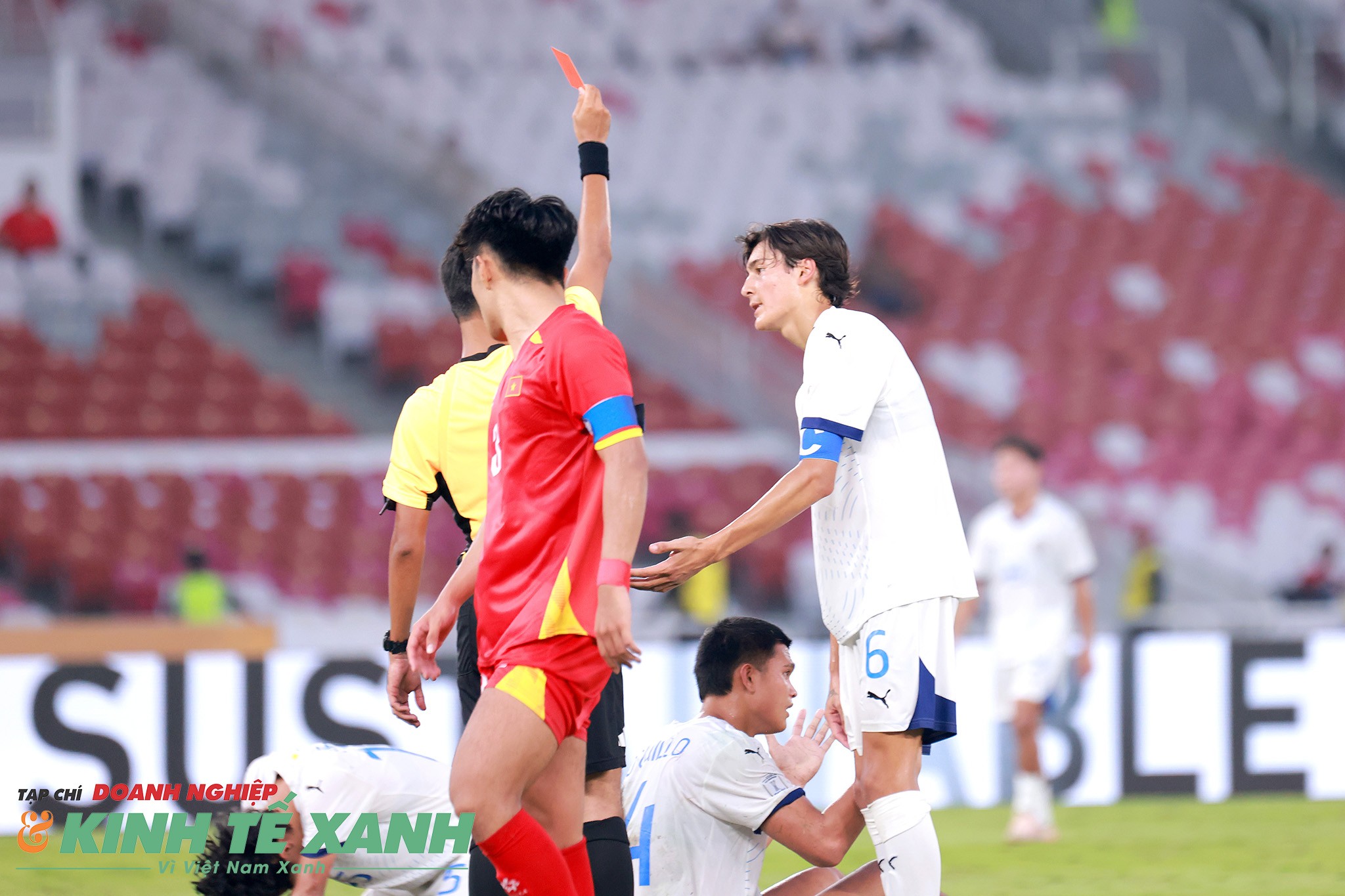 Trọng tài rút nhầm thẻ đỏ phạt hậu vệ Rosquillo