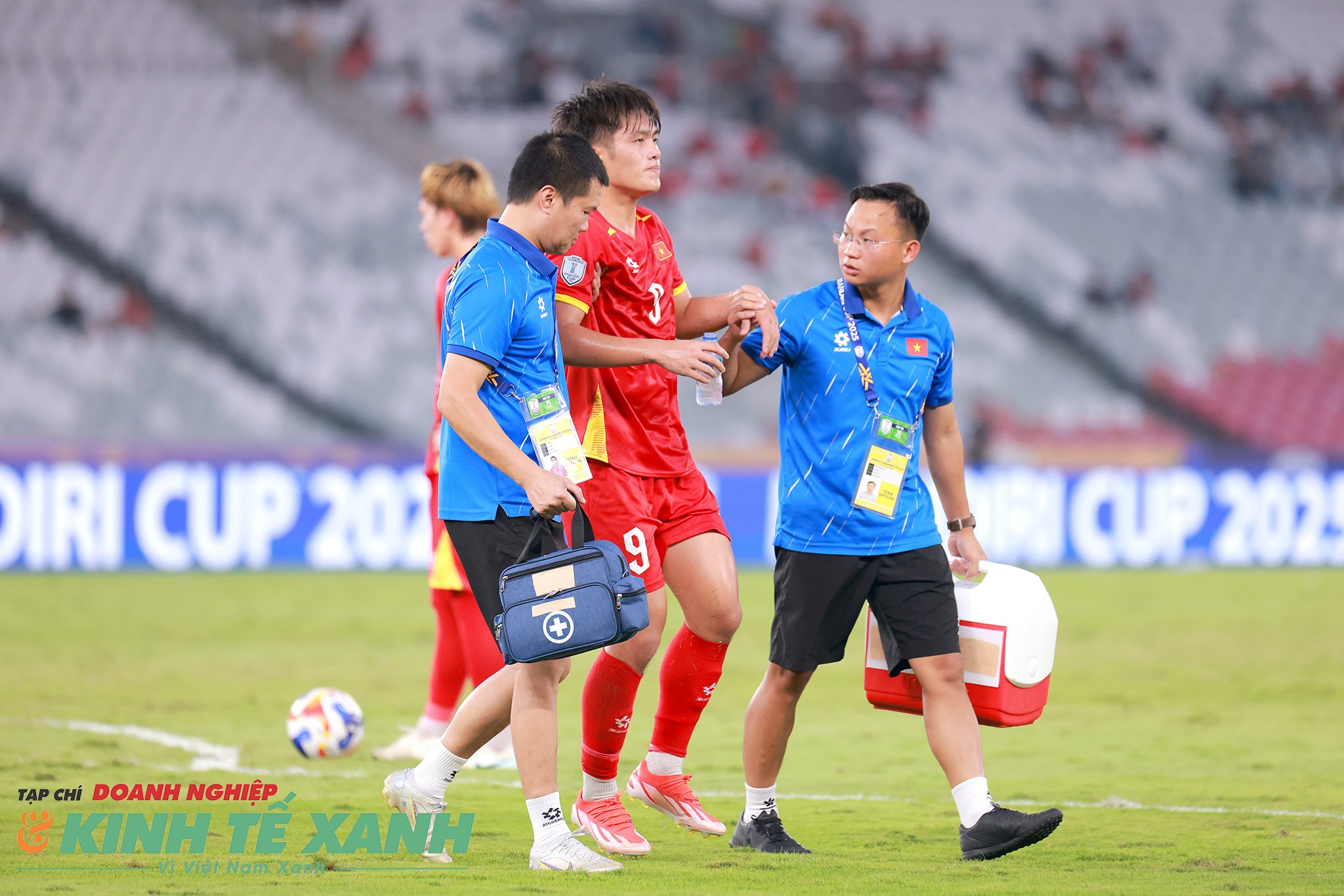 Quốc Việt tập tễnh rời sân sau pha phạm lỗi của cầu thủ U23 Philippines