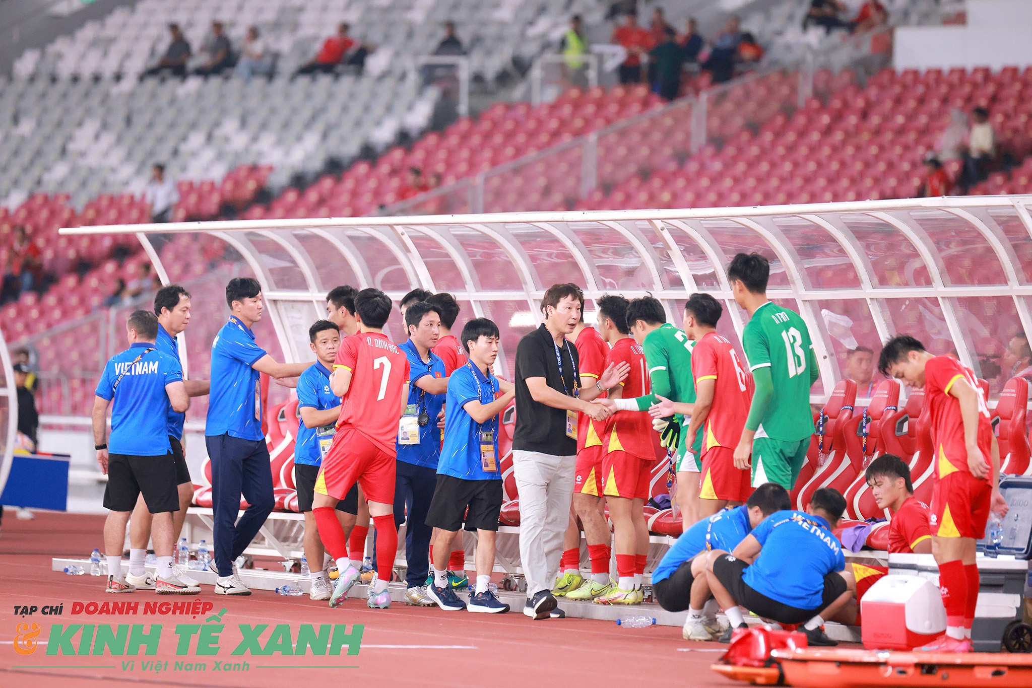 HLV Kim Sang Sik chia vui cùng các học trò sau trận đấu