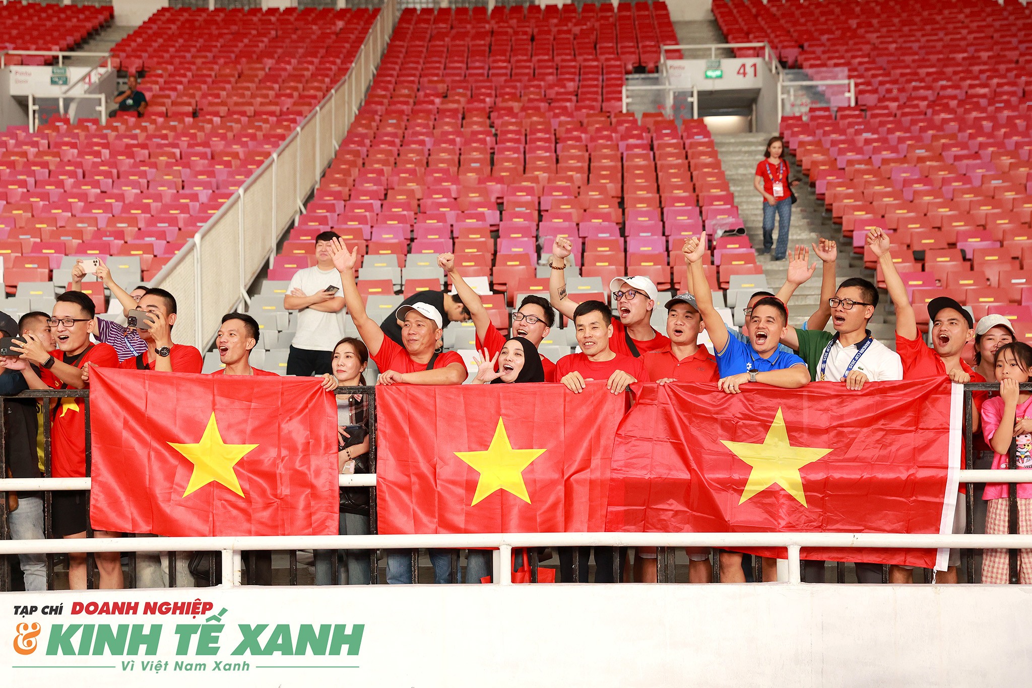 Nhóm nhỏ cổ động viên Việt Nam trên sân Gelora Bung Karno được dịp ăn mừng chiến thắng