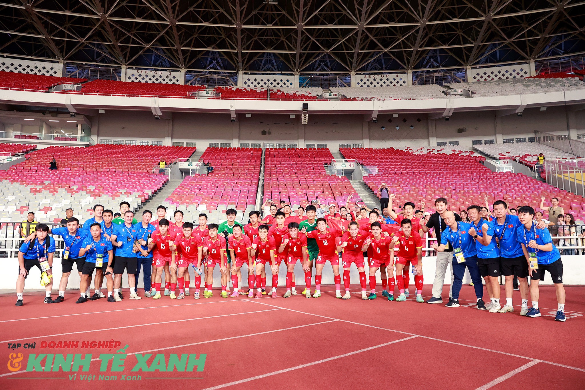 Thầy trò HLV Kim Sang Sik chụp ảnh chia vui cùng cổ động viên Việt Nam trên sân vận động Gelora Bung Karno