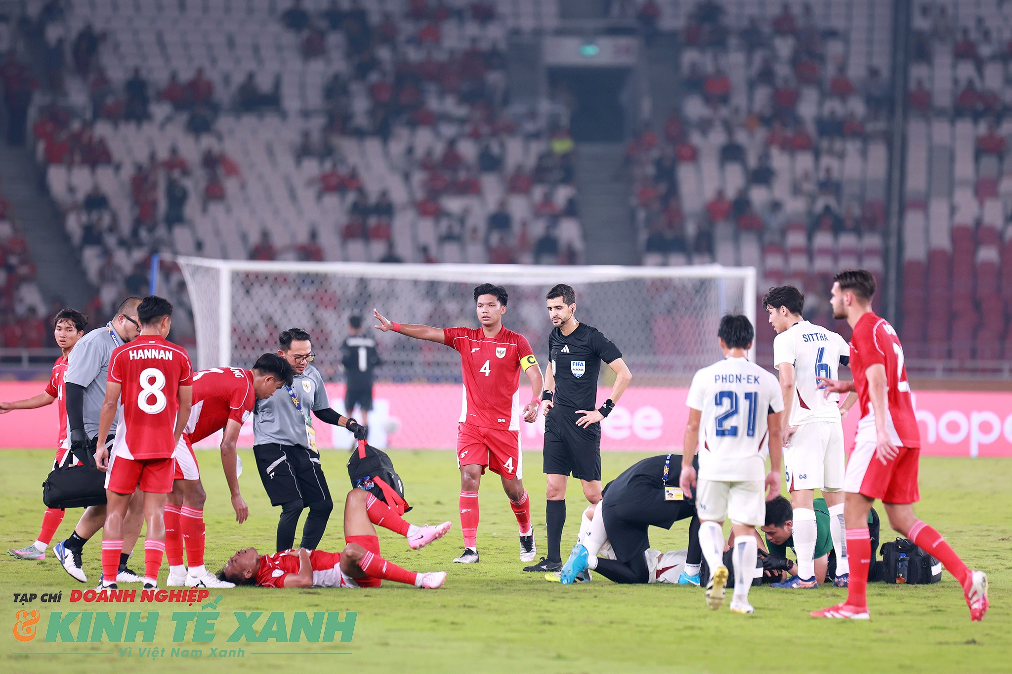 Cầu thủ cả hai đội liên tục phải nằm sân vì chấn thương.
