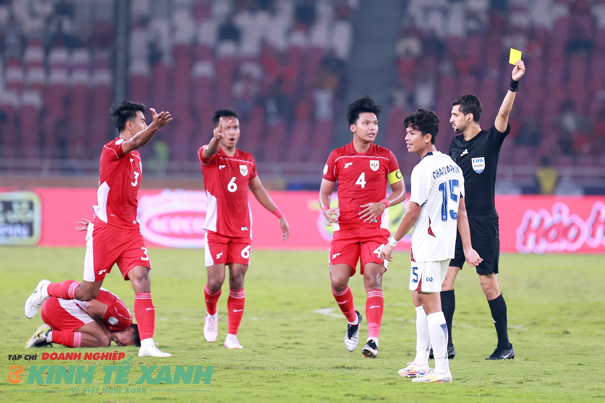 Các cầu thủ U23 Indonesia phản ứng dữ dội khi cho rằng Chaiyaporn xứng đáng phải nhận hơn một thẻ vàng.