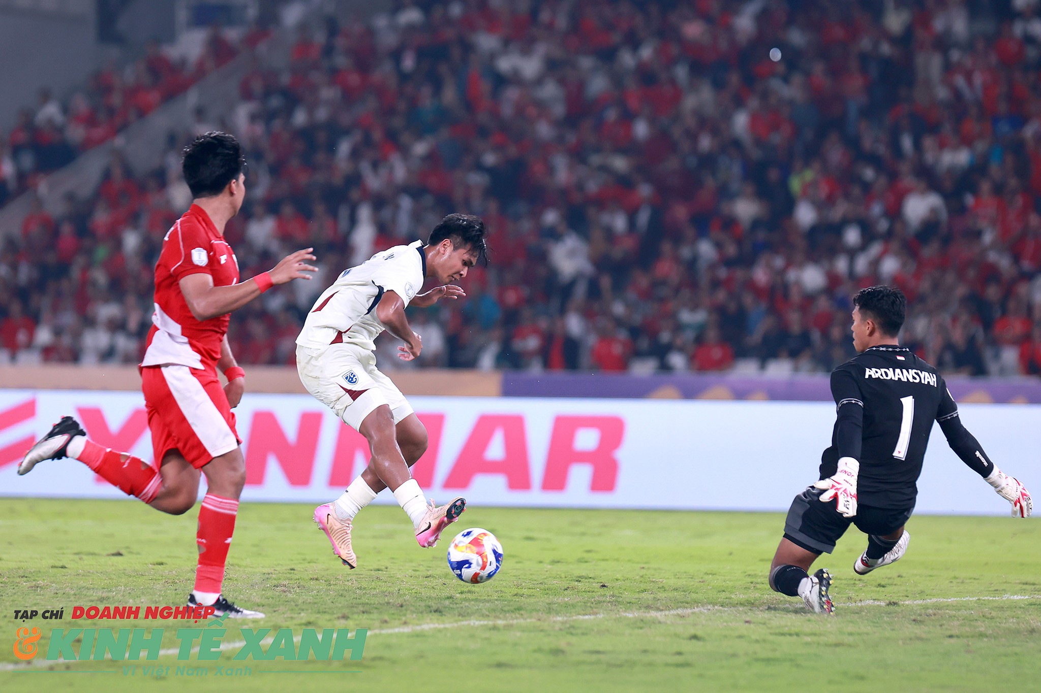 Burapha rứt điểm tinh tế hạ gục thủ môn U23 Indonesia Ardiansyah.