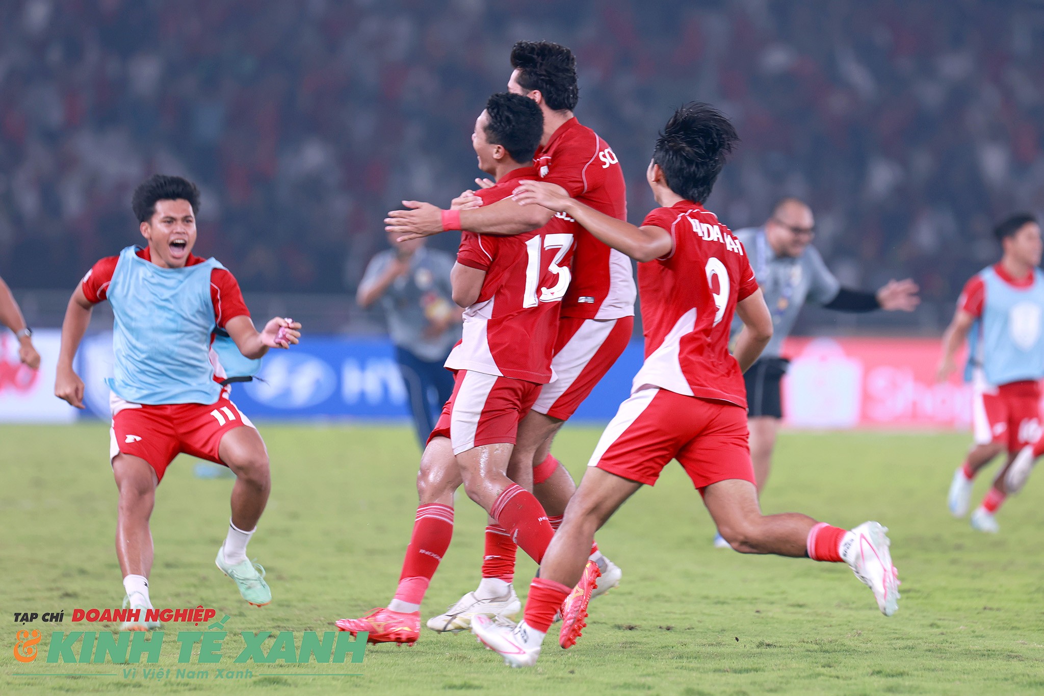 Các cầu thủ đội chủ nhà U23 Indonesia vỡ òa trong niềm vui chiến thắng.