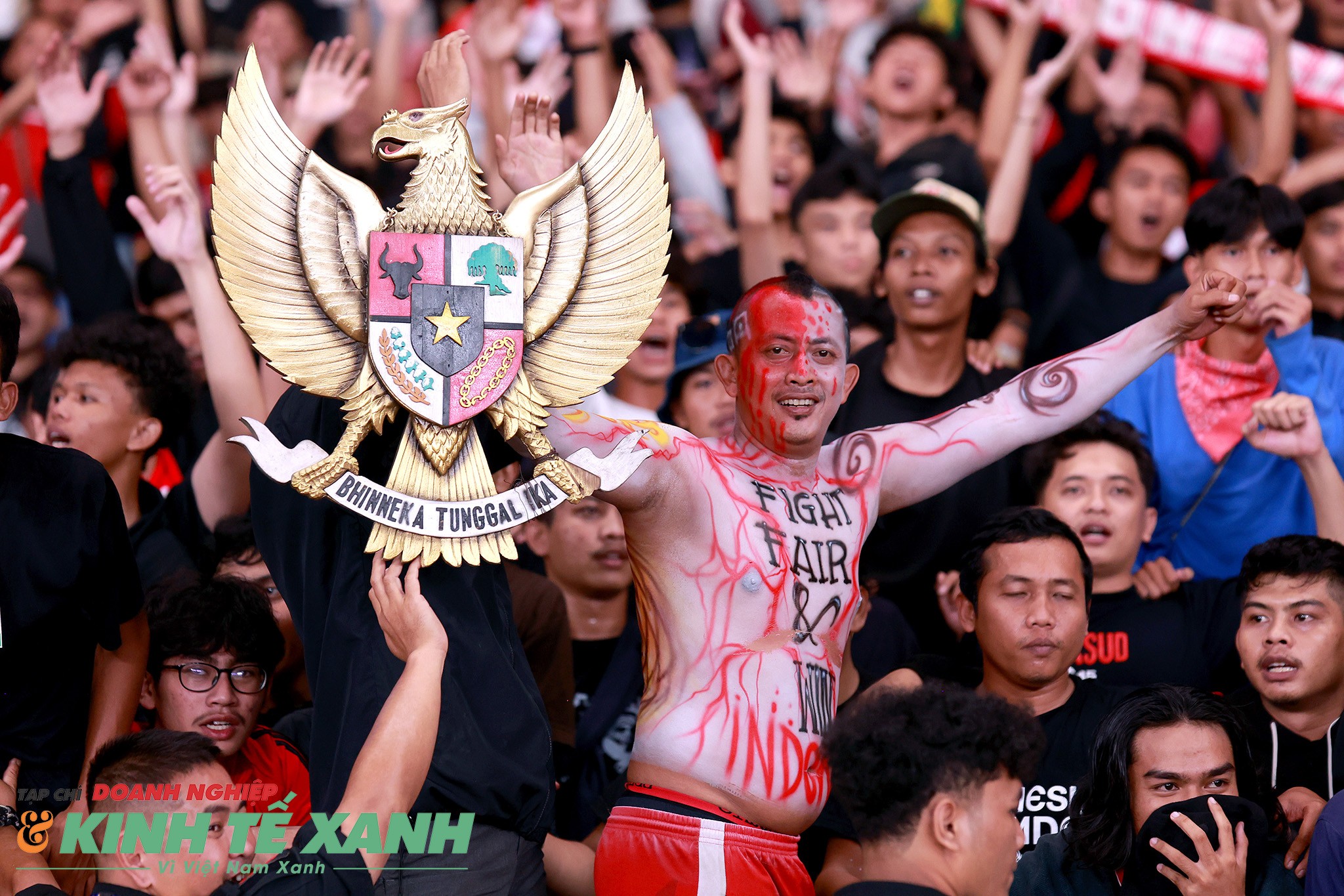 Cổ động viên Indonesia ăn mừng chiến thắng trên sân vận động Gelora Bung Karno.