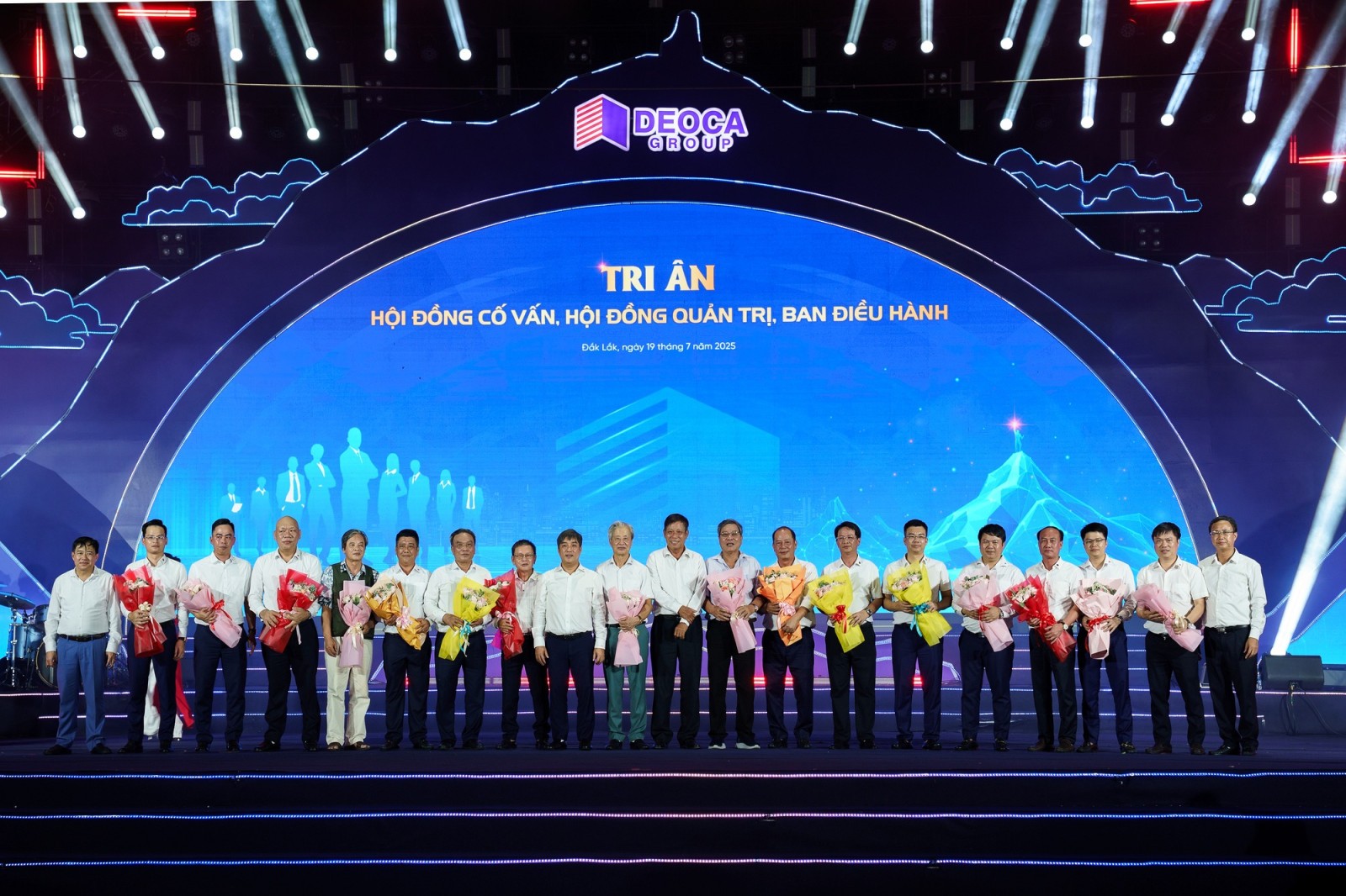 Ông Hồ Minh Hoàng - Chủ tịch HĐQT Tập đoàn Đèo Cả tặng quà tri ân Hội đồng Cố vấn, Hội đồng Quản trị, Ban điều hành Tập đoàn. Ảnh deoca.vn