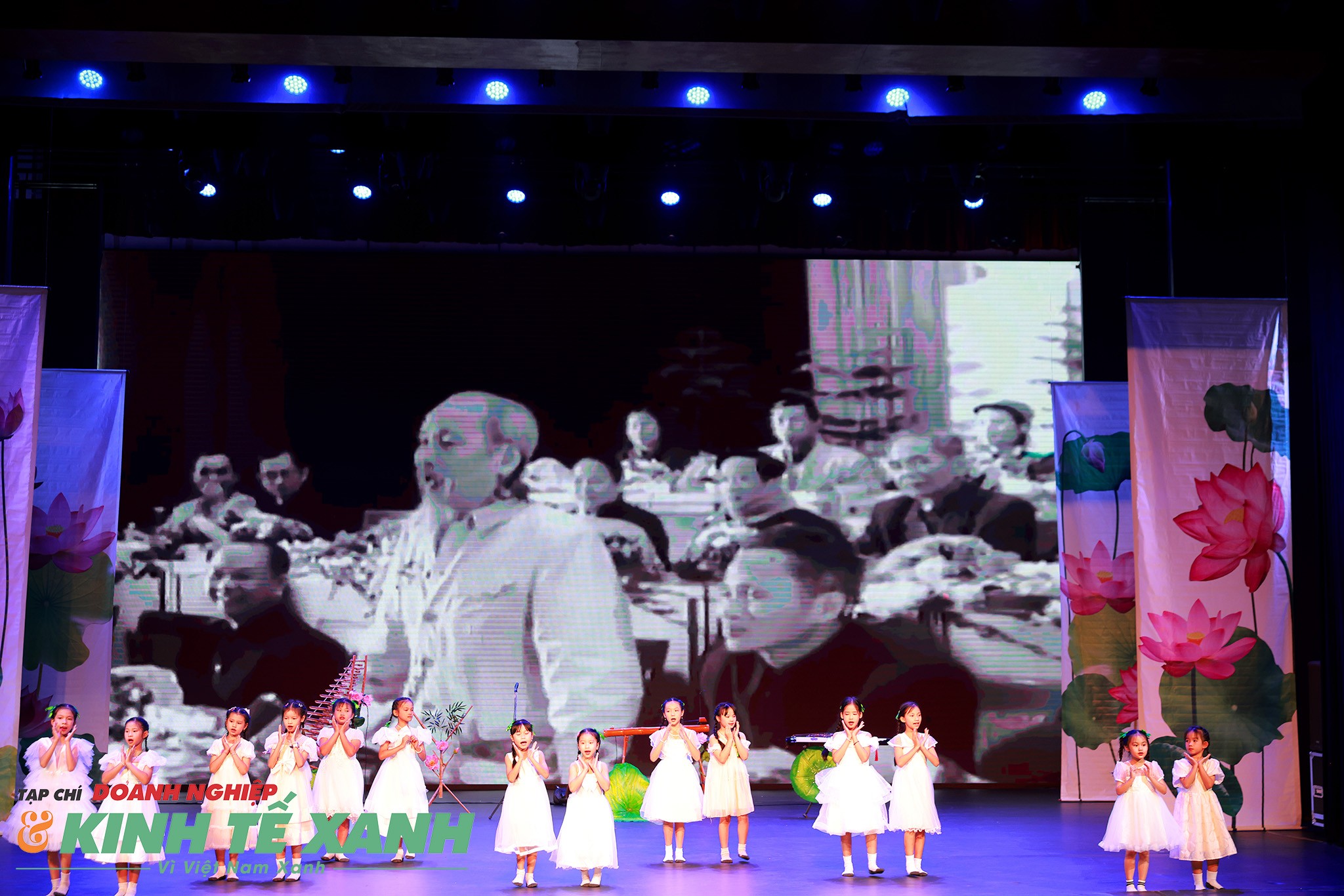 Trong trái tim của mỗi người dân Việt Nam mãi mãi khắc sâu lời căn dặn của Chủ tịch Hồ Chí Minh: Việt Lào hai nước chúng ta - tình sâu hơn nước Hồng Hà, Cửu Long.