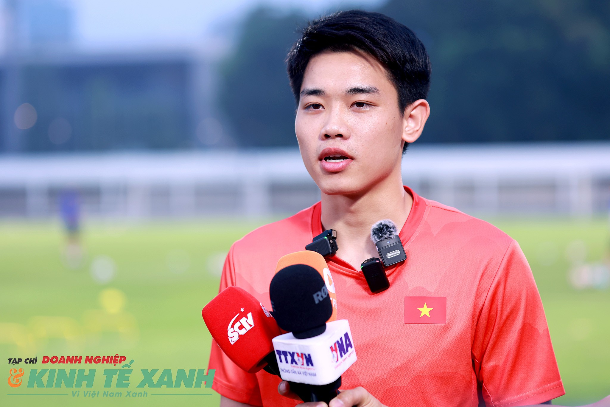 Tiền đạo Đình Bắc trả lời phỏng vấn trước buổi tập chiều qua