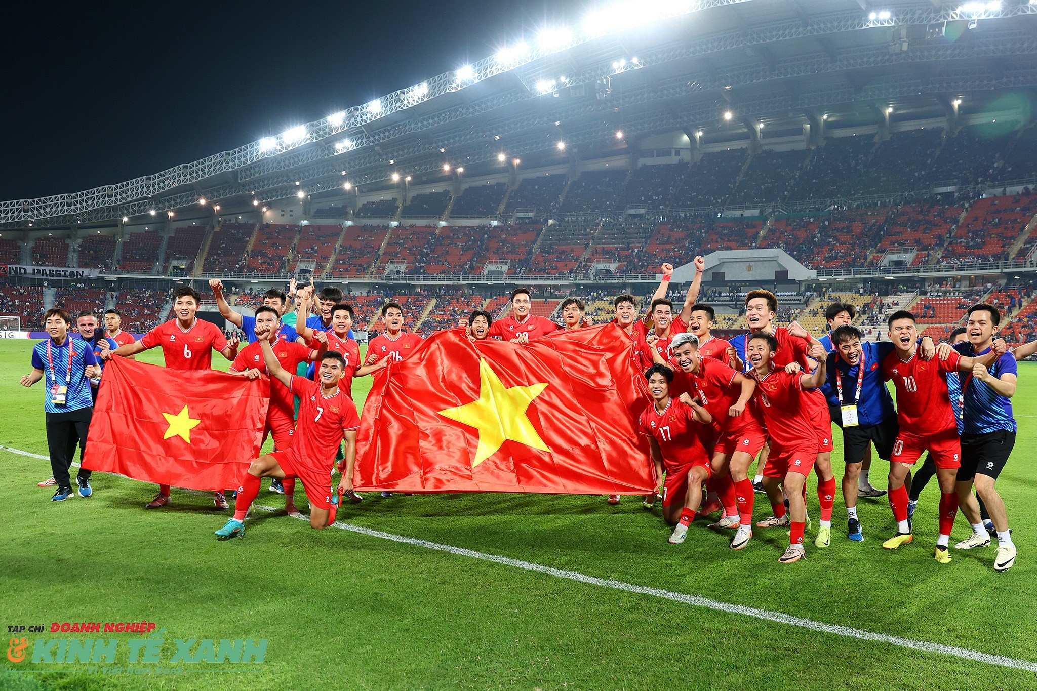 Các cầu thủ hướng về khu vực khán đài cổ động viên Việt Nam để chia sẻ niềm vui chiến thắng
