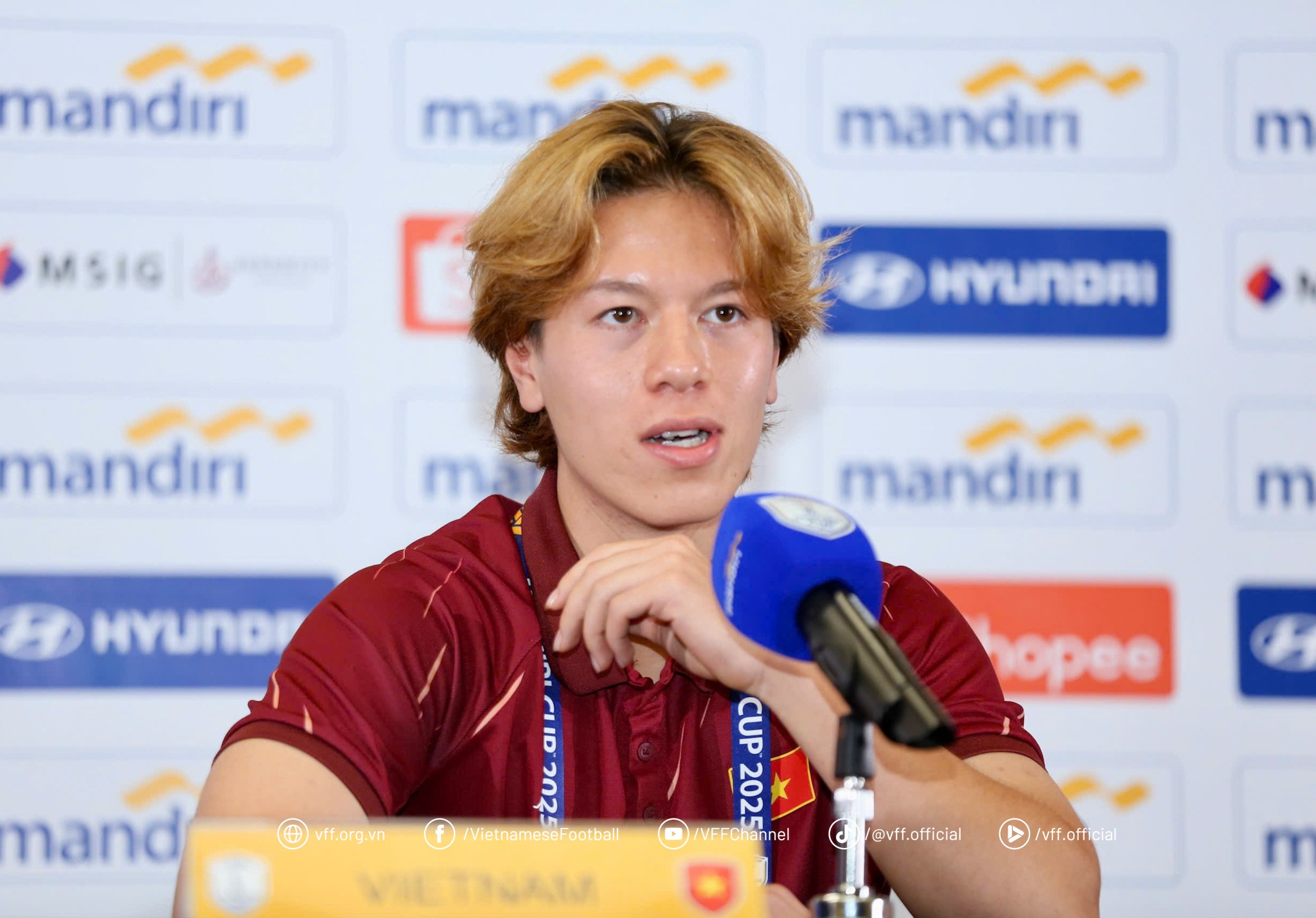 Tiền vệ Việt kiều Le Viktor trả lời các câu hỏi của phóng viên