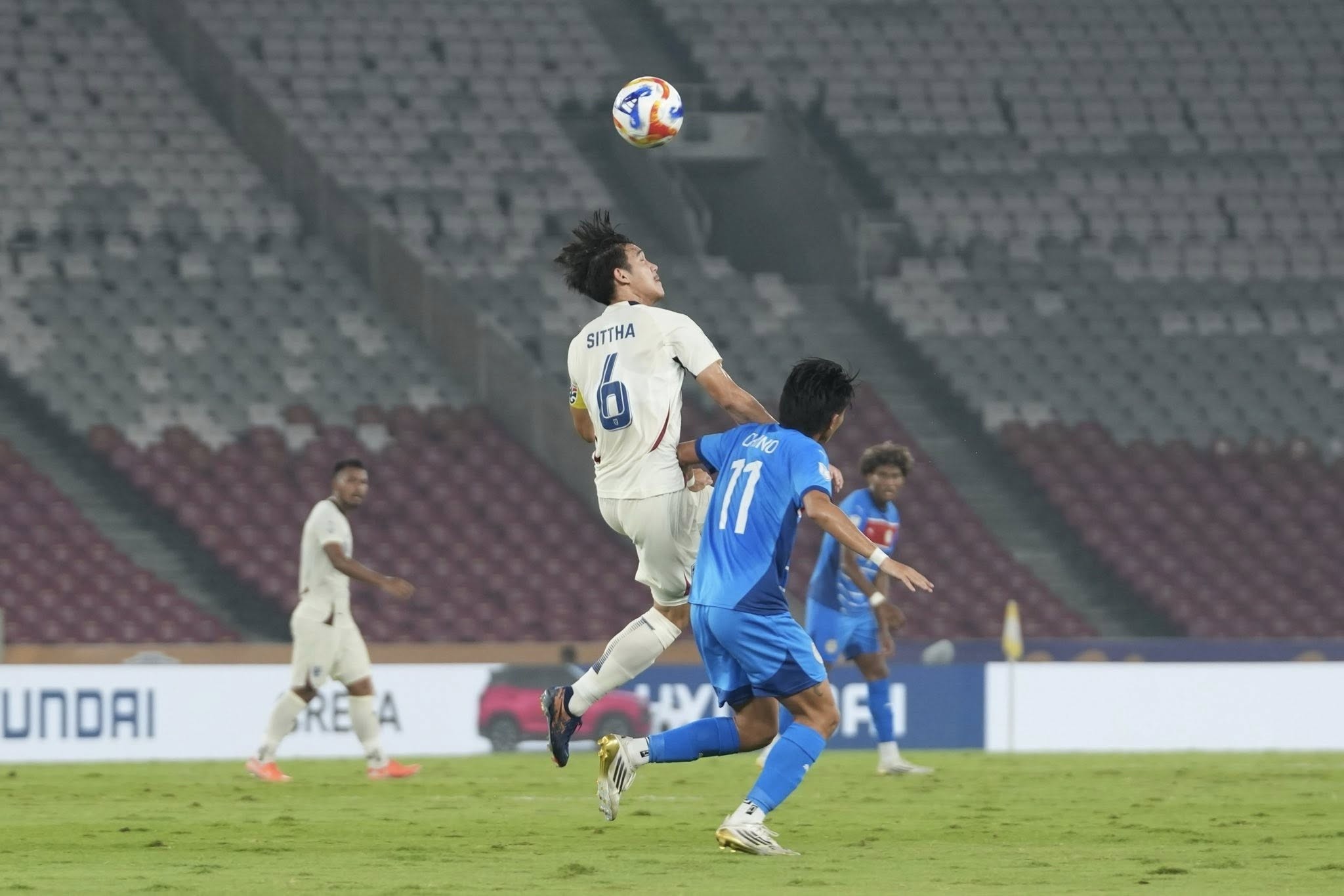 U23 Thái Lan dần lấy lại thế trận sau khi bị U23 Philippines ép sân đầu Hiệp 2