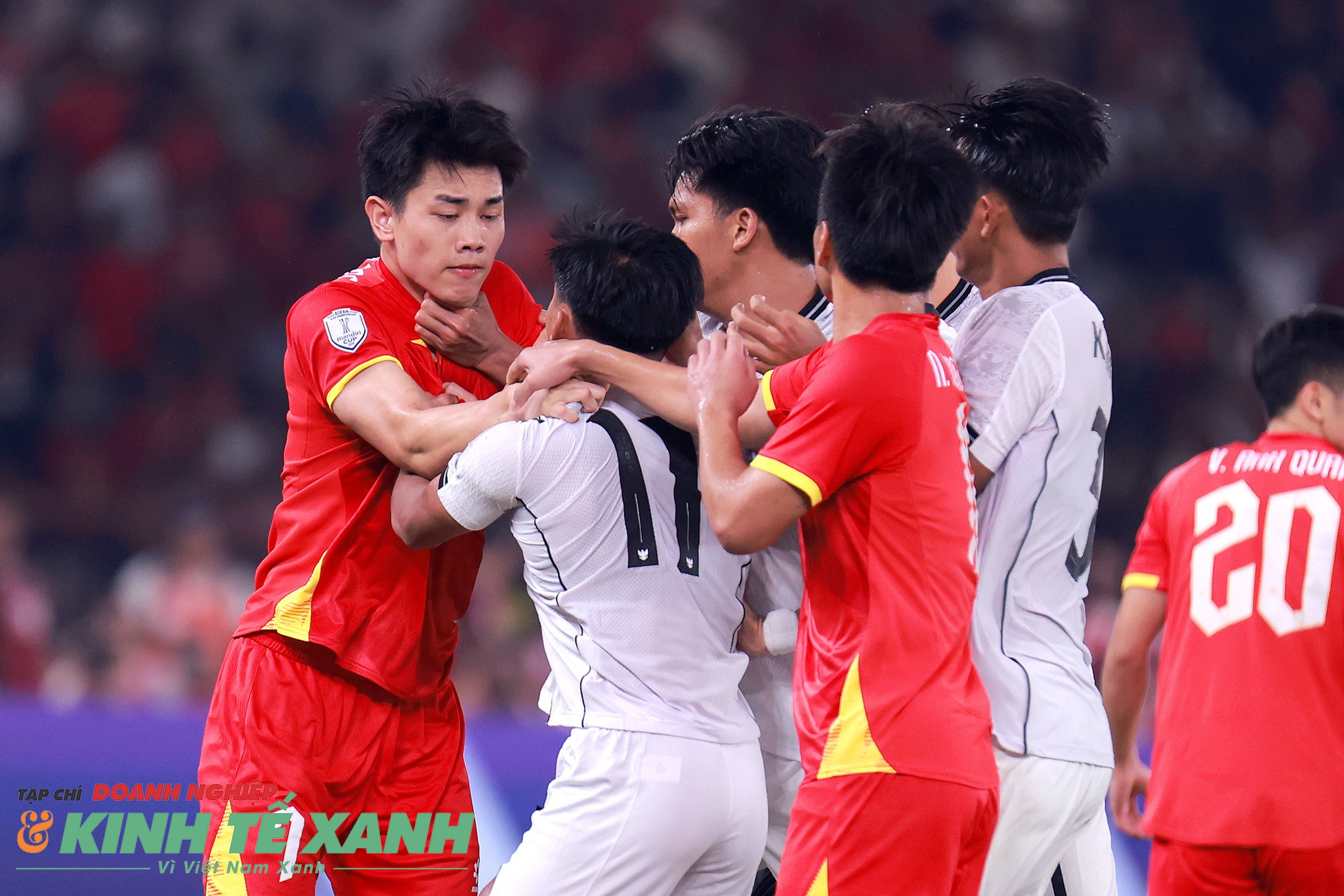 Cầu thủ U23 Indonesia lao vào bóp cổ tiền đạo Đình Bắc của U23 Việt Nam