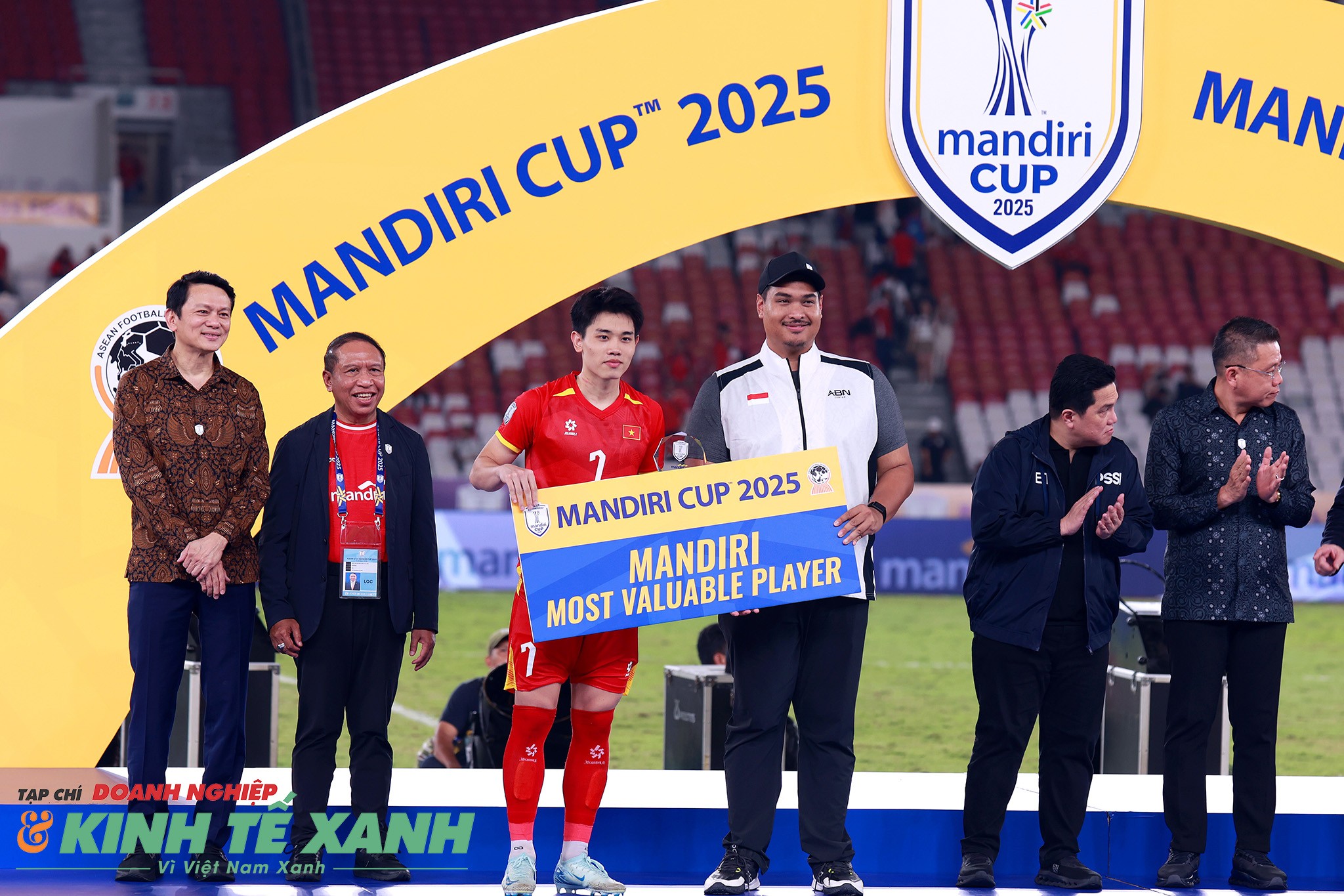Tiền vệ Nguyễn Đình Bắc giành danh hiệu Cầu thủ xuất sắc nhất Mandiri Cup 2025