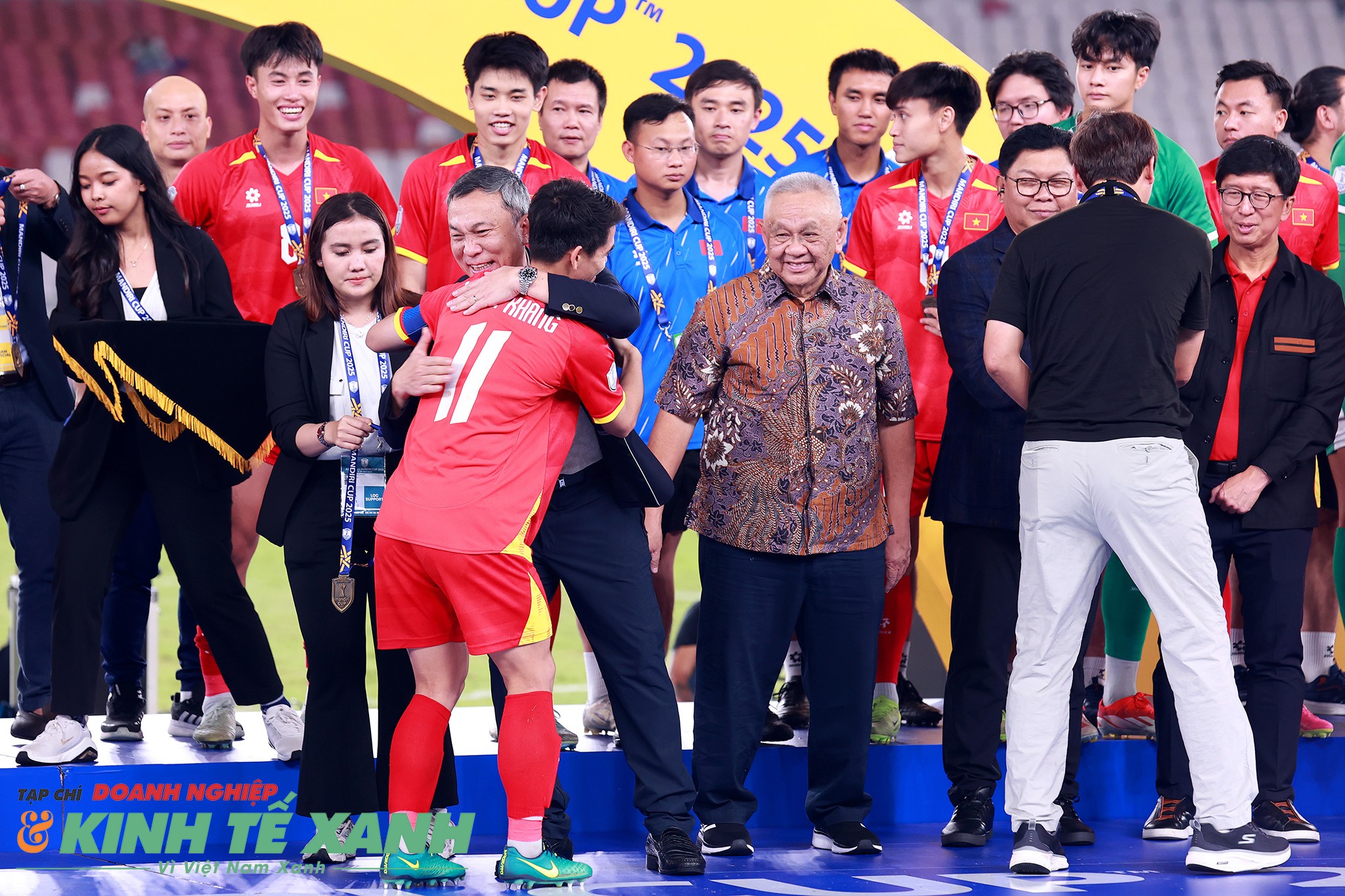 Chủ tịch VFF Trần Quốc Tuấn ôm hôn chúc mừng đội trưởng U23 Việt Nam Khuất Văn Khang