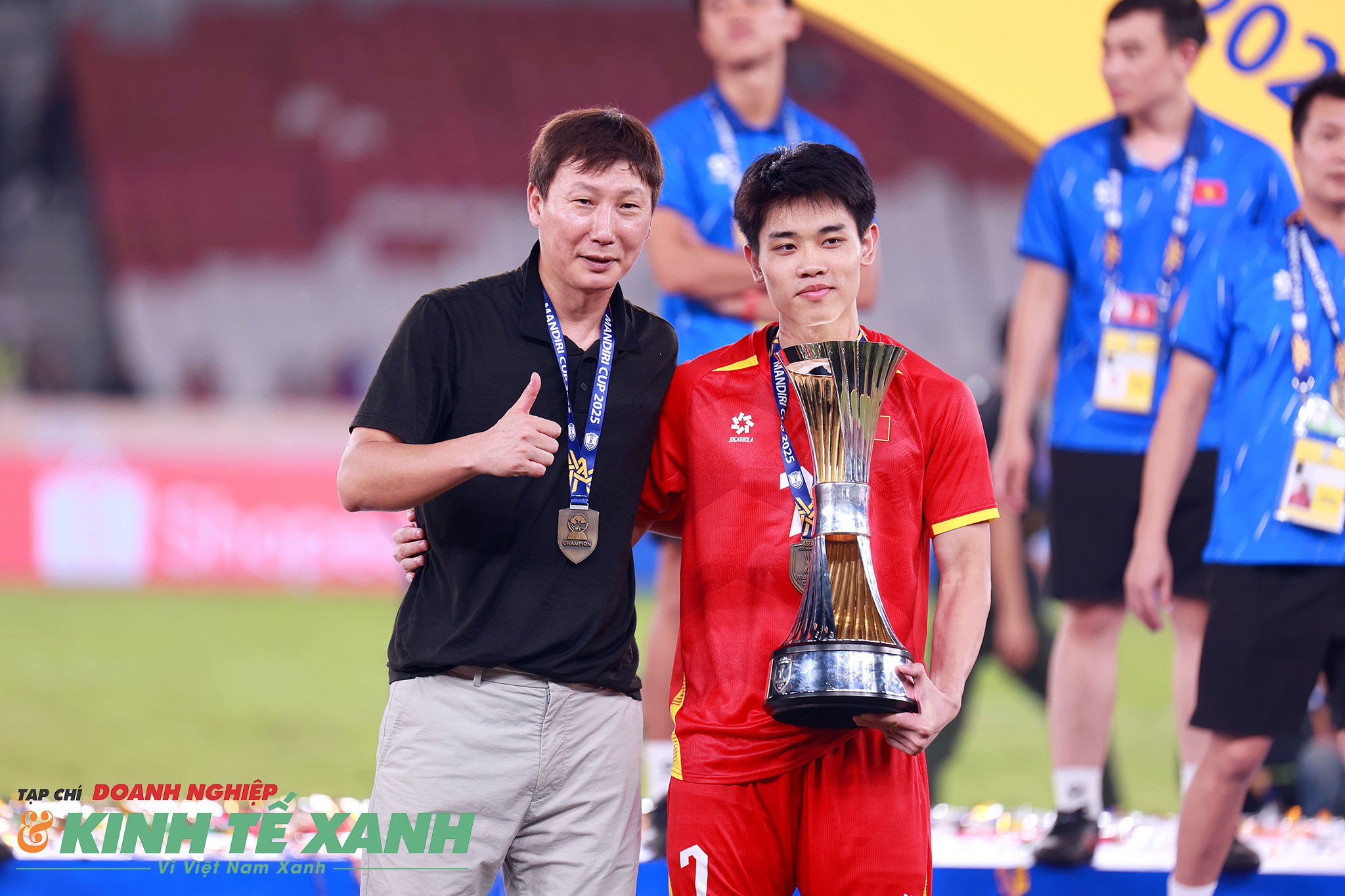 HLV Kim Sang Sik và cầu thủ xuất sắc nhất Mandiri Cup 2025 Nguyễn Đình Bắc chụp ảnh cùng cúp vàng vô địch
