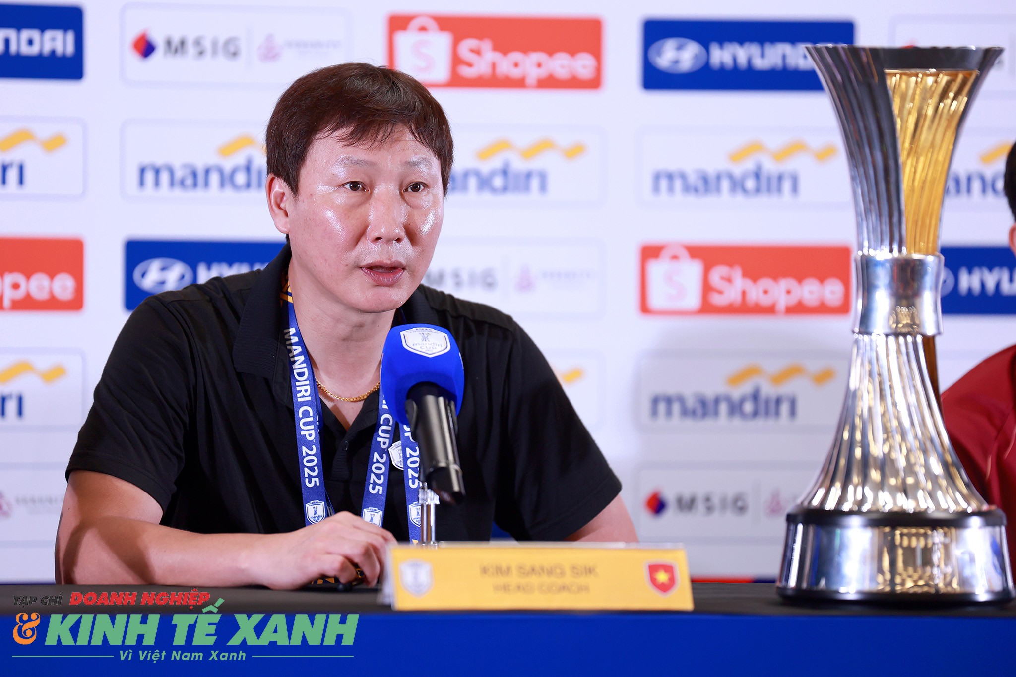 HLV trưởng đội tuyển U23 Việt Nam Kim Sang Sik trả lời báo chí sau trận chung kết
