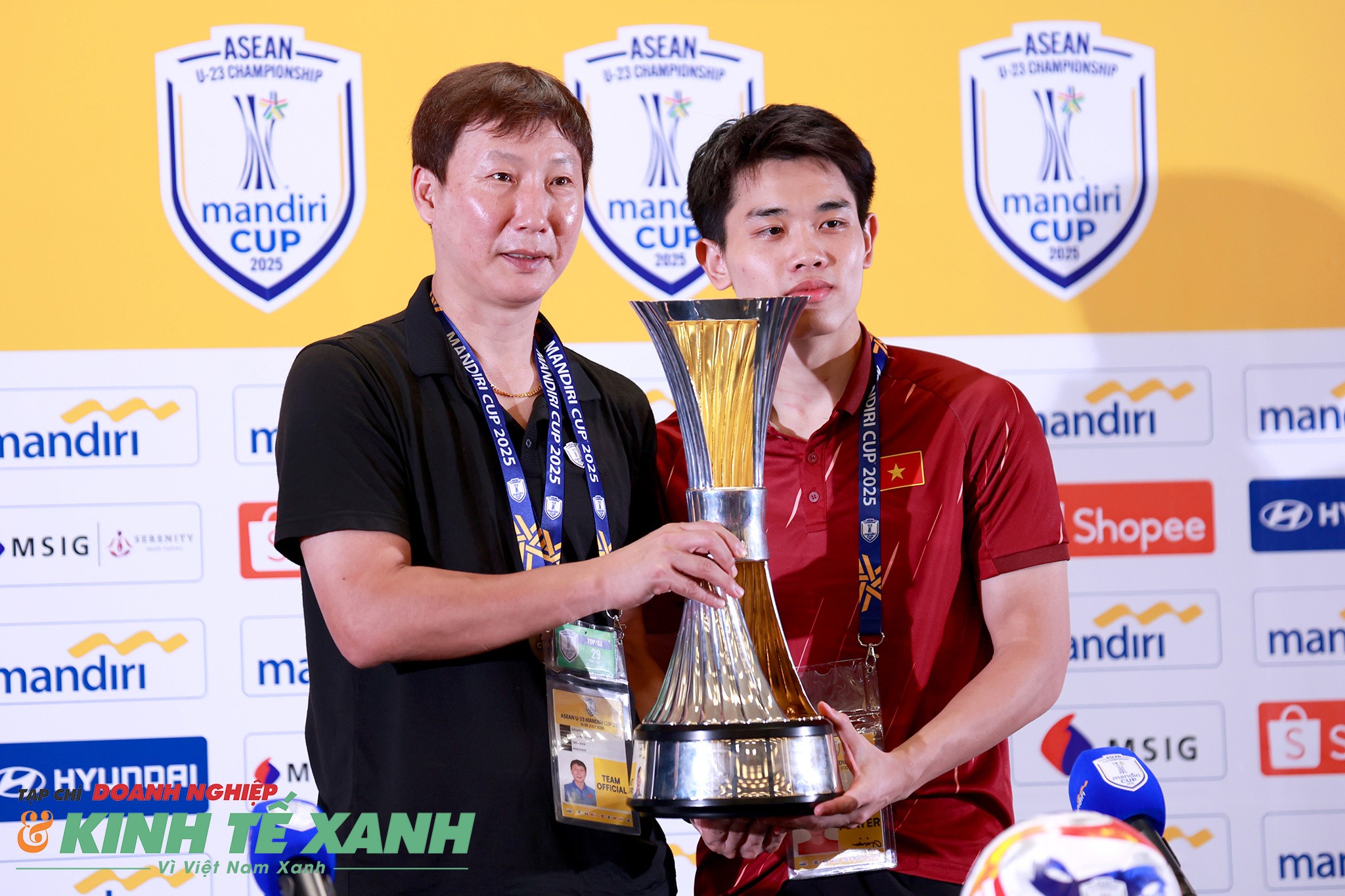Chiếc cúp vàng Mandiri Cup 2025 đã khép lại hành trình thành công tốt đẹp của thầy trò HLV Kim Sang Sik tại giải vô địch U23 Đông Nam Á 2025