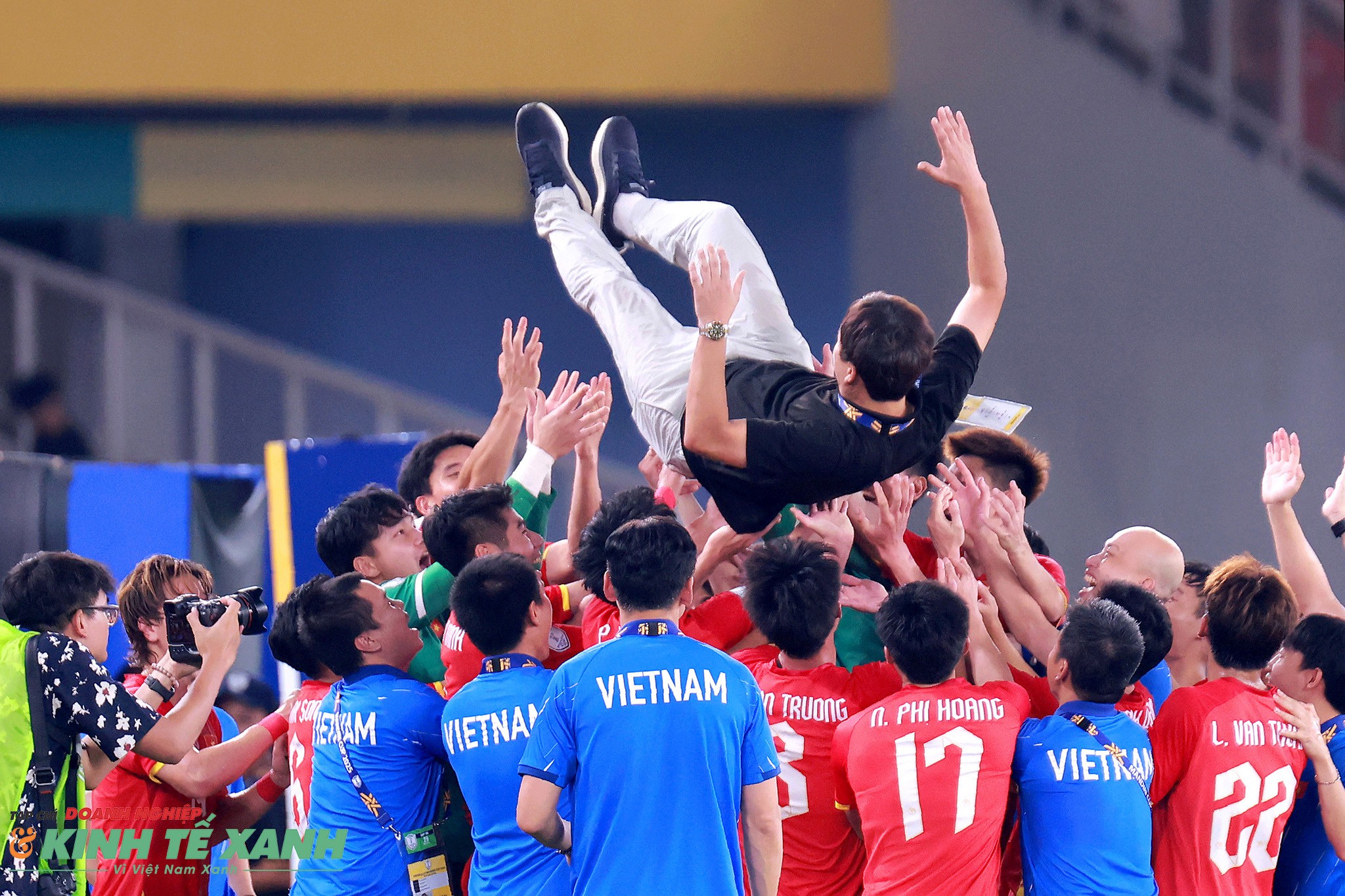 Các cầu thủ U23 Việt Nam tung cao HLV trưởng Kim Sang Sik ăn mừng chiến thắng