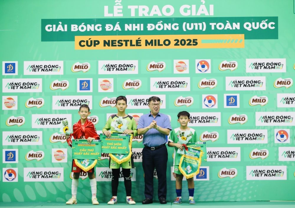 Ban Tổ chức trao 3 danh hiệu cá nhân của giải đấu