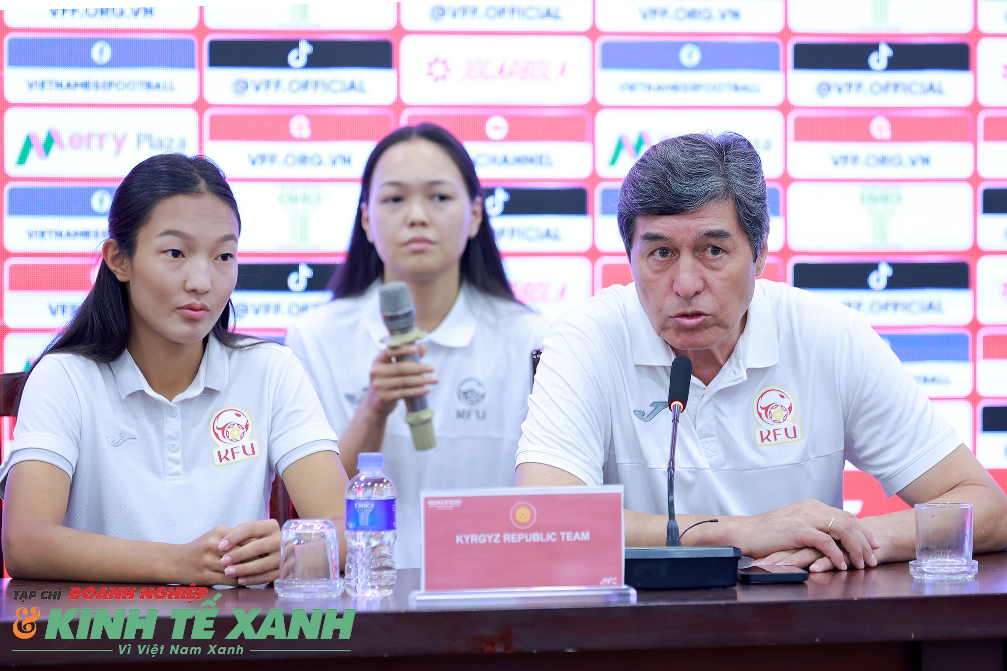 HLV trưởng U20 nữ Kyrgyzstan - Zakirov Nematzhan và cầu thủ Nagima Turalieva tham dự buổi họp báo