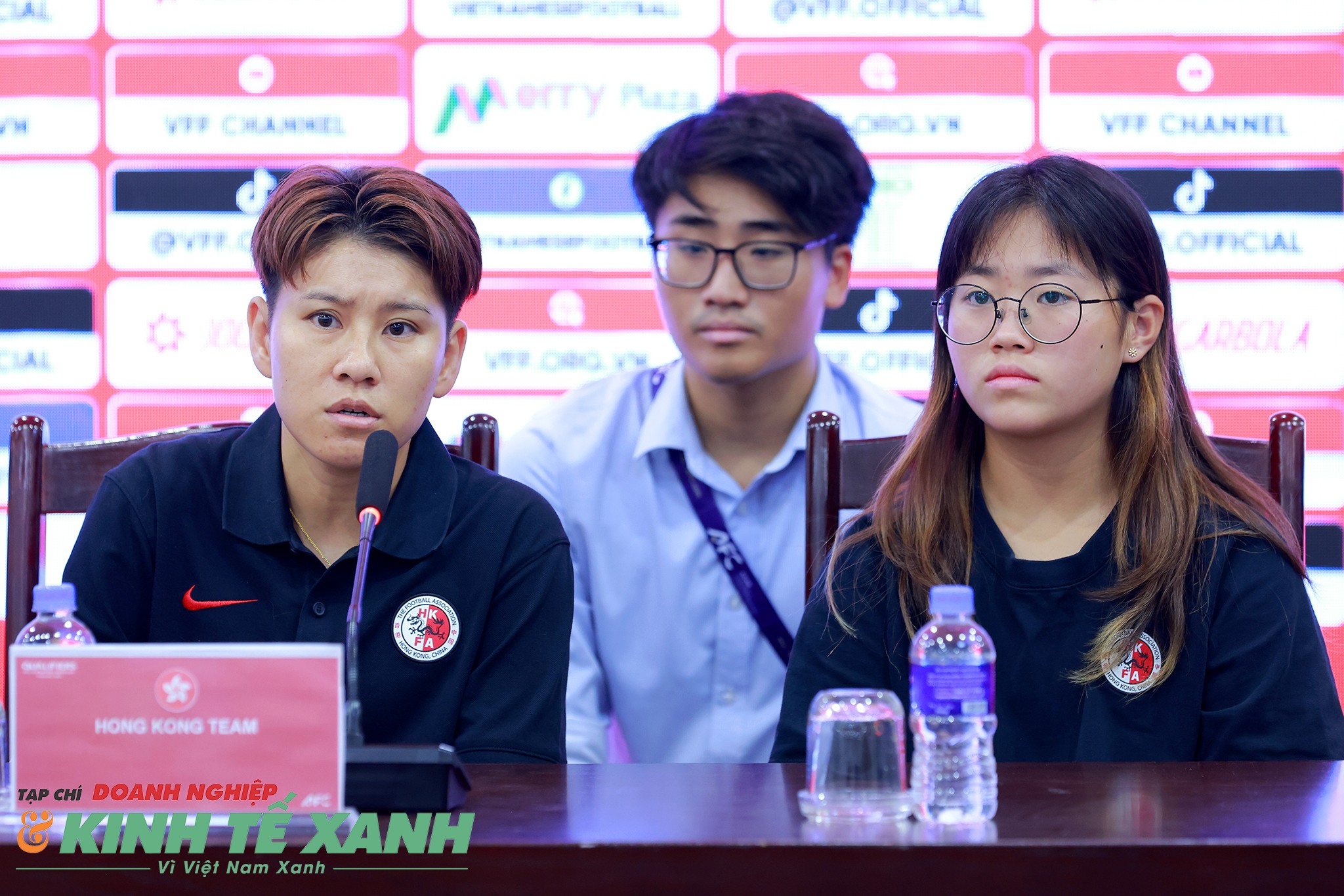 HLV trưởng U20 nữ Hồng Kông (Trung Quốc) Ng Wing Kim và cầu thủ Ko Pak Ling tham dự buổi họp báo