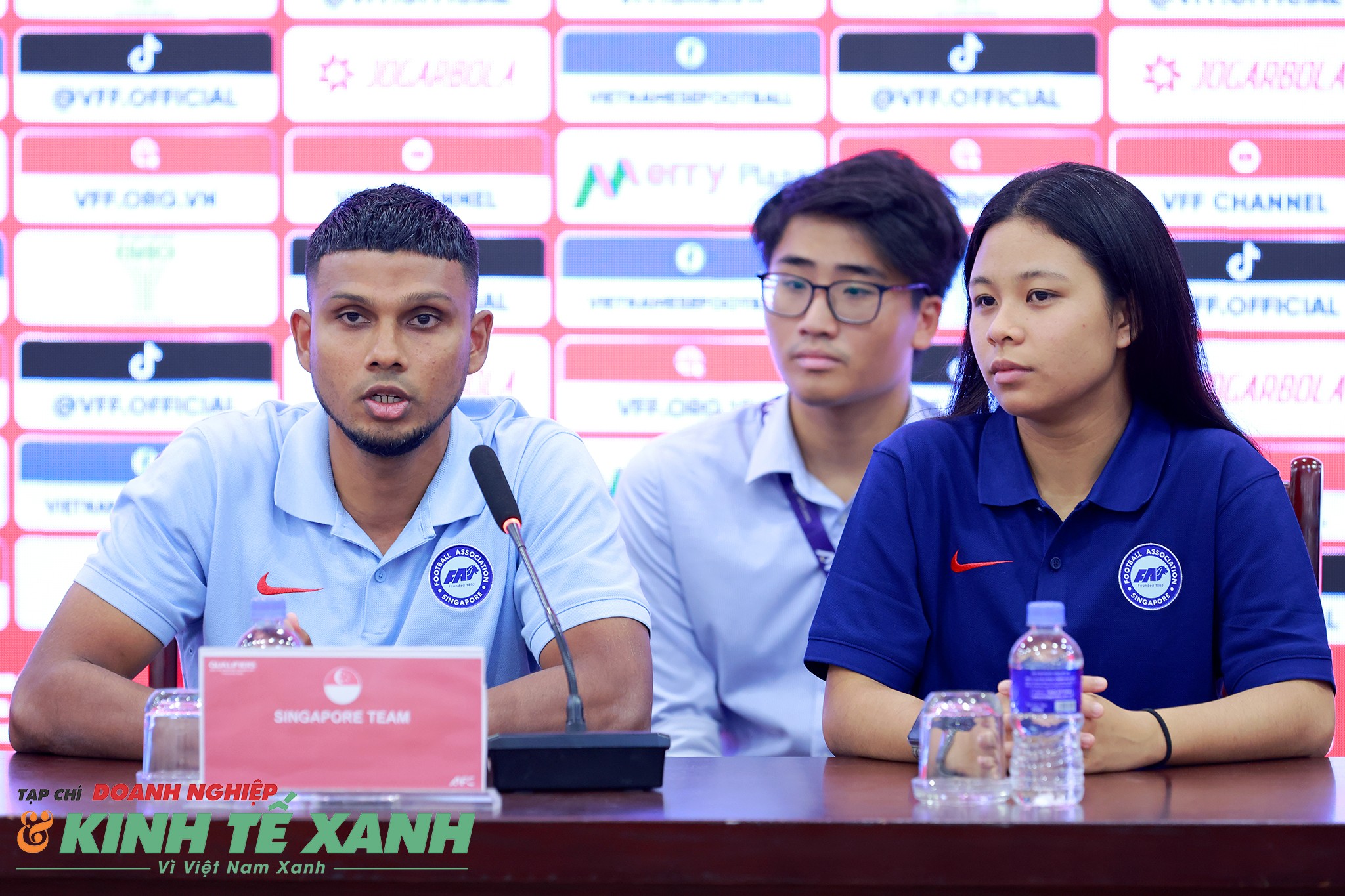 HLV trưởng U20 nữ Singapore - Fazrul Nawaz và đội trưởng Sarah Zu'risqha tham dự buổi họp báo