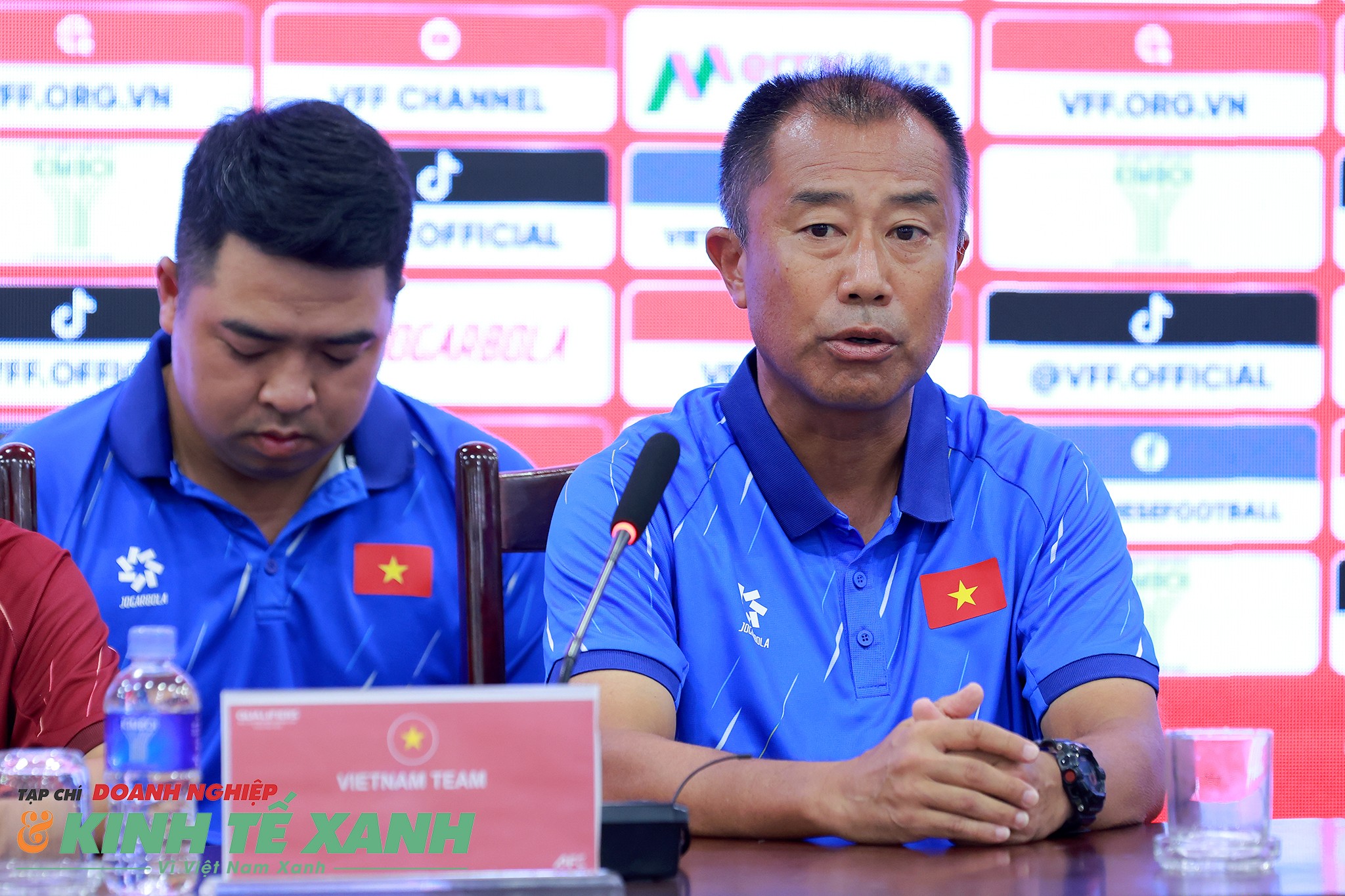 HLV Okiyama Masahiko trả lời phỏng vấn báo chí