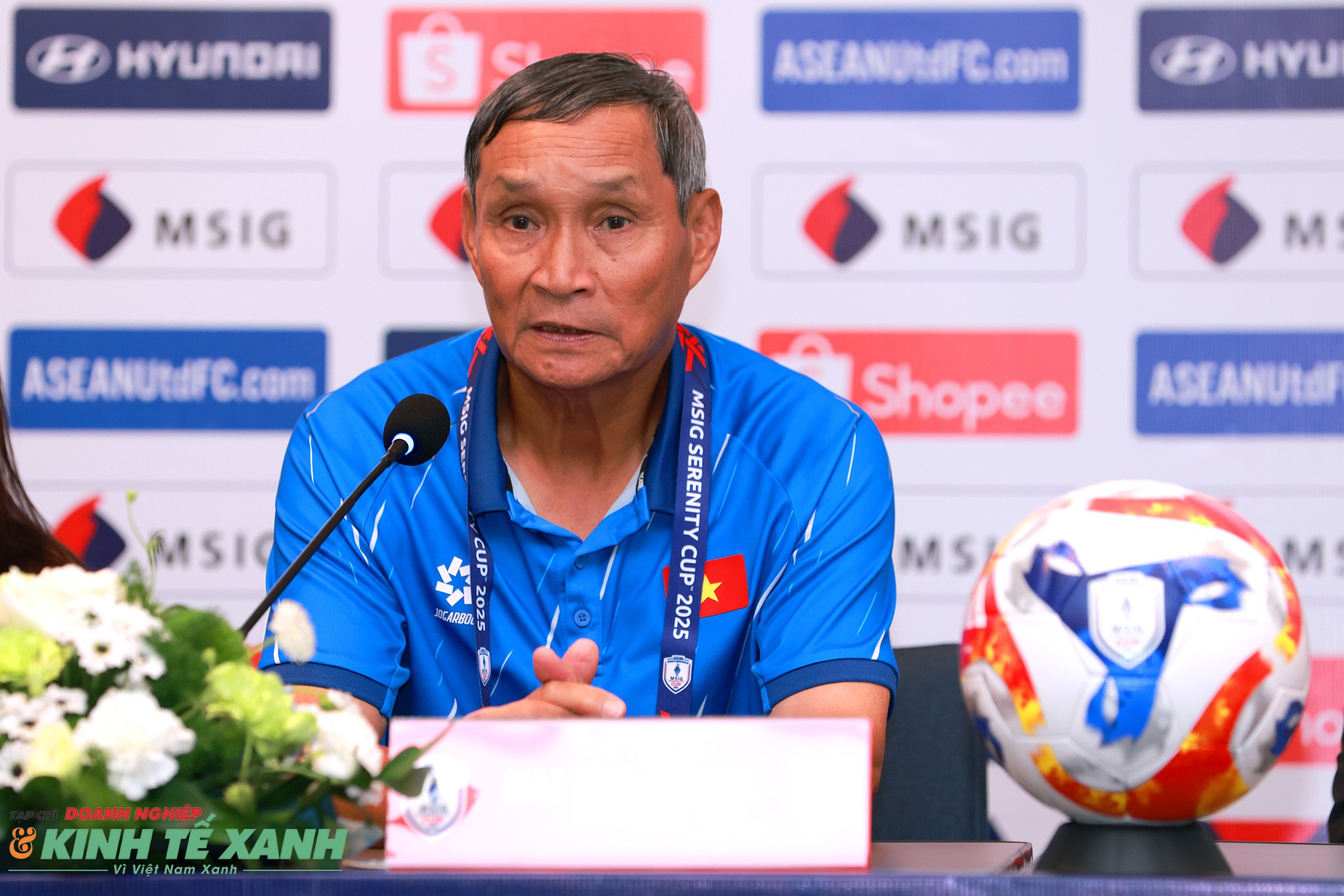 HLV trưởng đội tuyển nữ Việt Nam Mai Đức Chung trả lời các câu hỏi của giới truyền thông