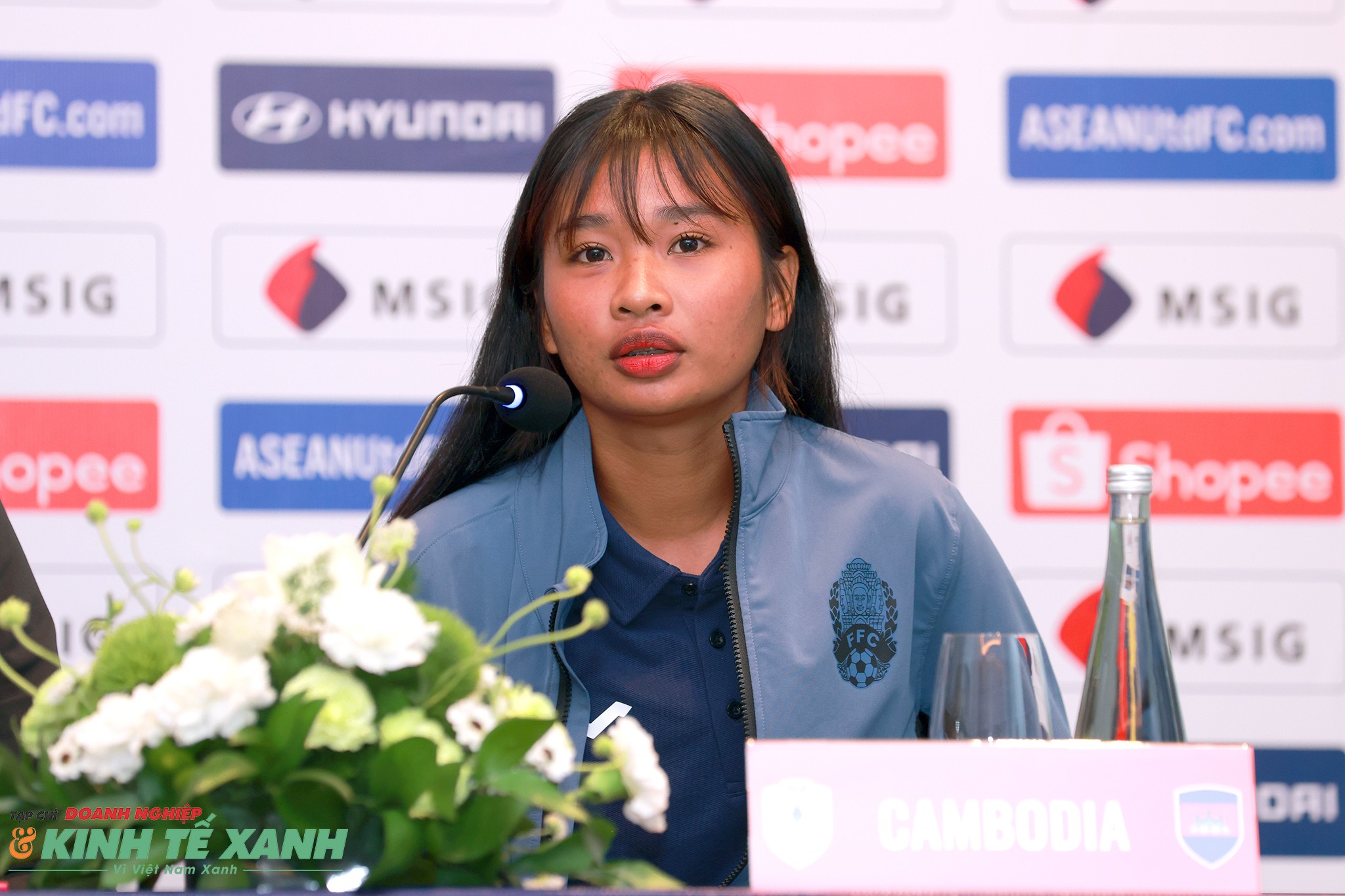Cầu thủ Hear Sreilas của đội tuyển nữ Campuchia trả lời phỏng vấn