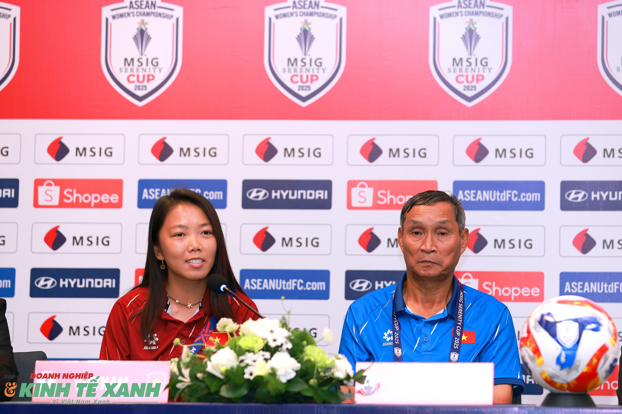 HLV trưởng Mai Đức Chung và tiền đạo đội trưởng Huỳnh Như tham dự họp báo