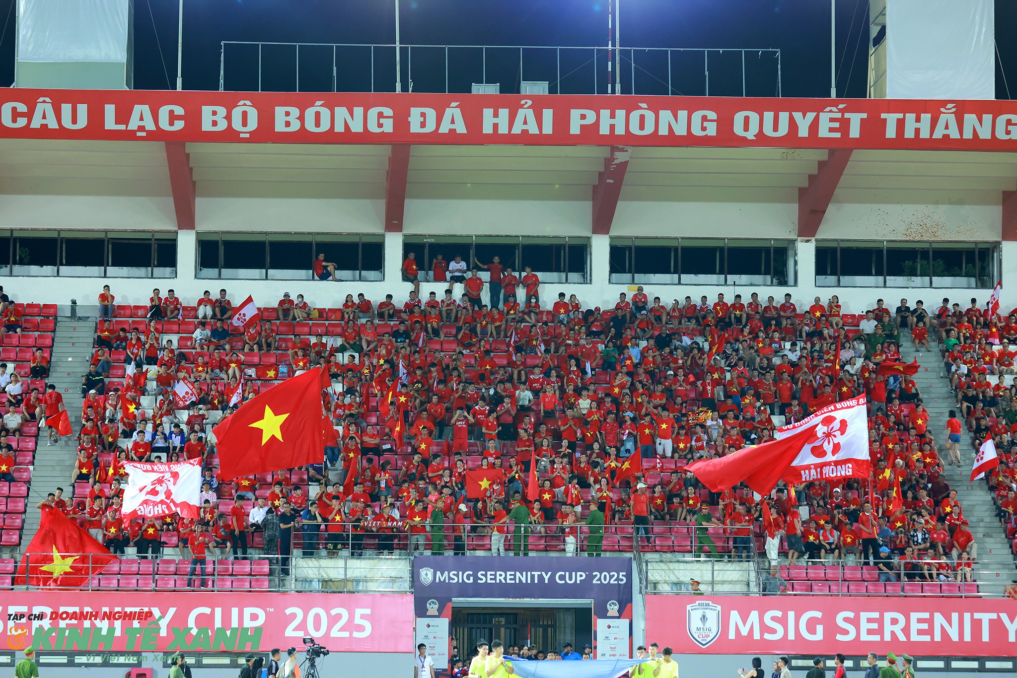 Cổ động viên Việt Nam đến sân Lạch Tray, Hải Phòng để cổ vũ cho thầy trò HLV Mai Đức Chung