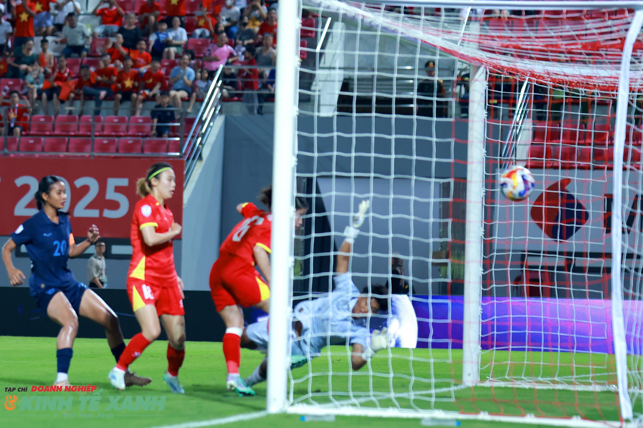 Dương Thị Vân băng vào đánh đầu cận thành mở tỉ số trận đấu