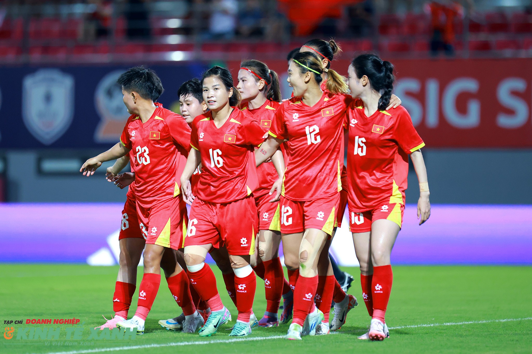 Dương Thị Vân (số 16) ăn mừng bàn mở tỉ số trận đấu cùng đồng đội