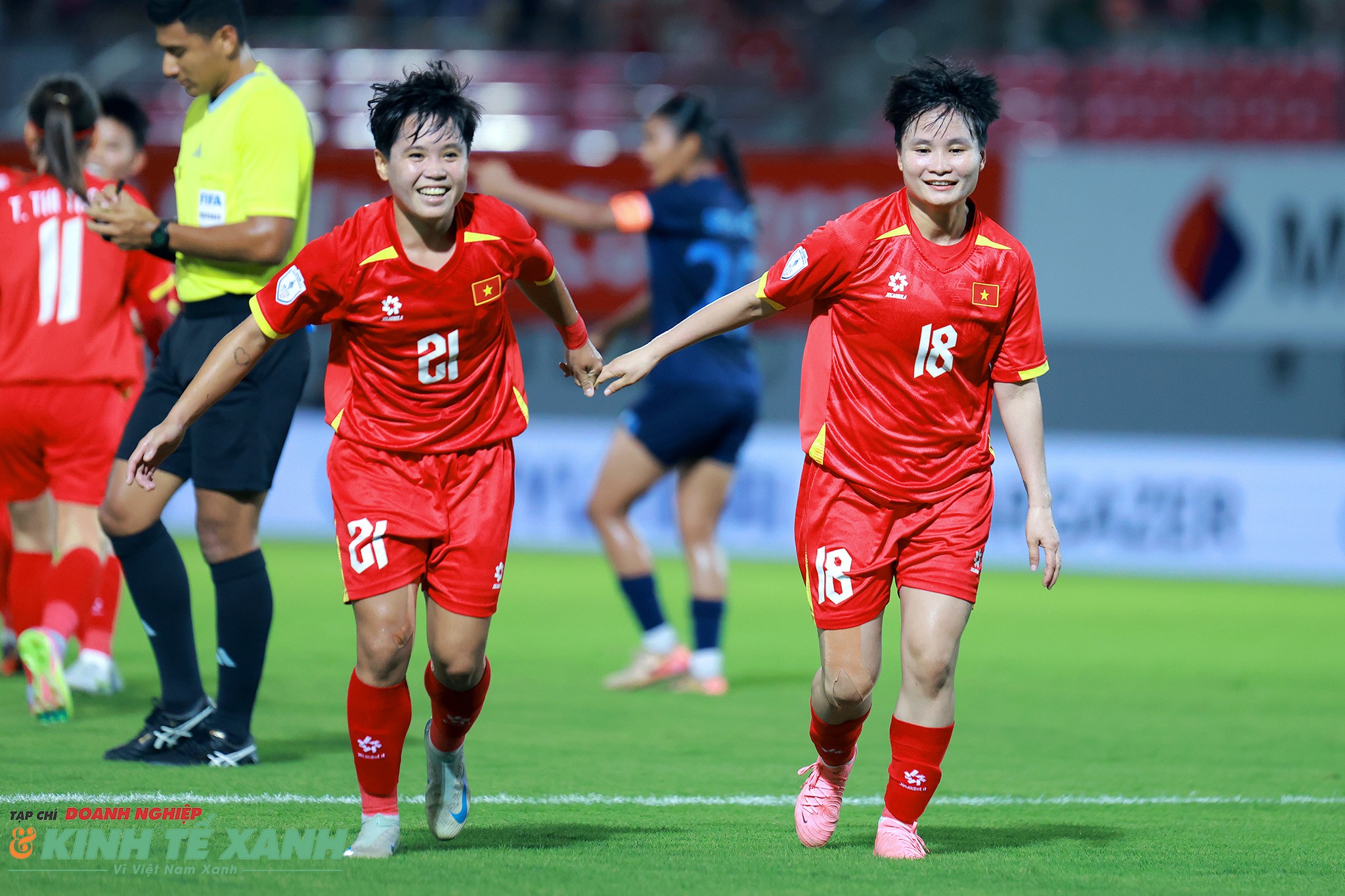 Vạn Sự (số 21) ăn mừng bàn thắng nhân đôi cách biệt cho đội tuyển nữ Việt Nam