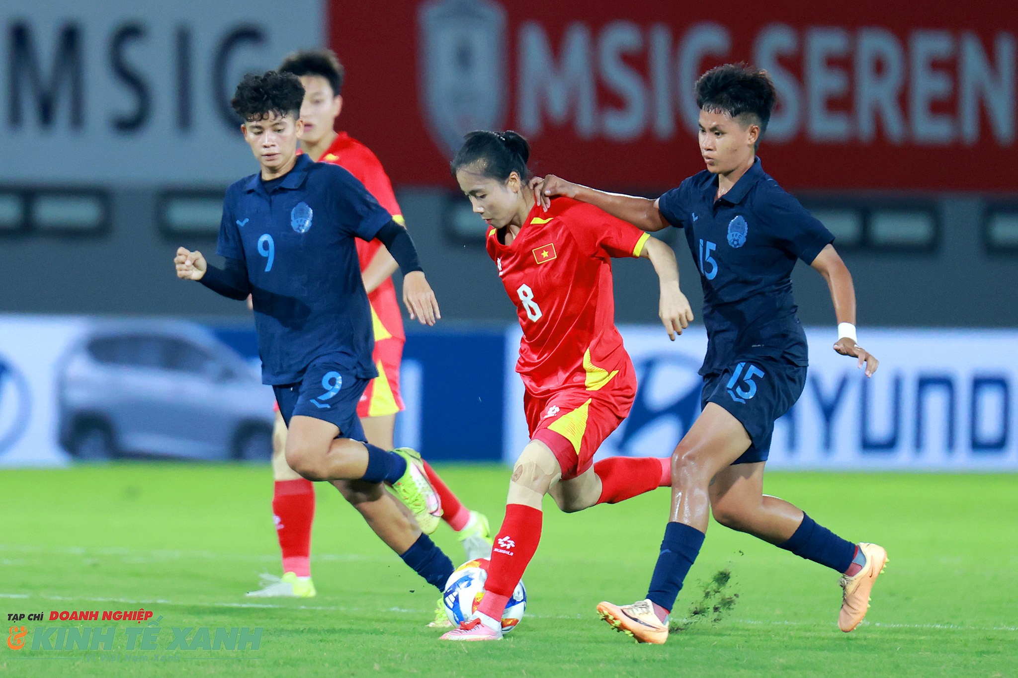 Trúc Hương hoạt động rất năng nổ ngay từ khi được vào sân