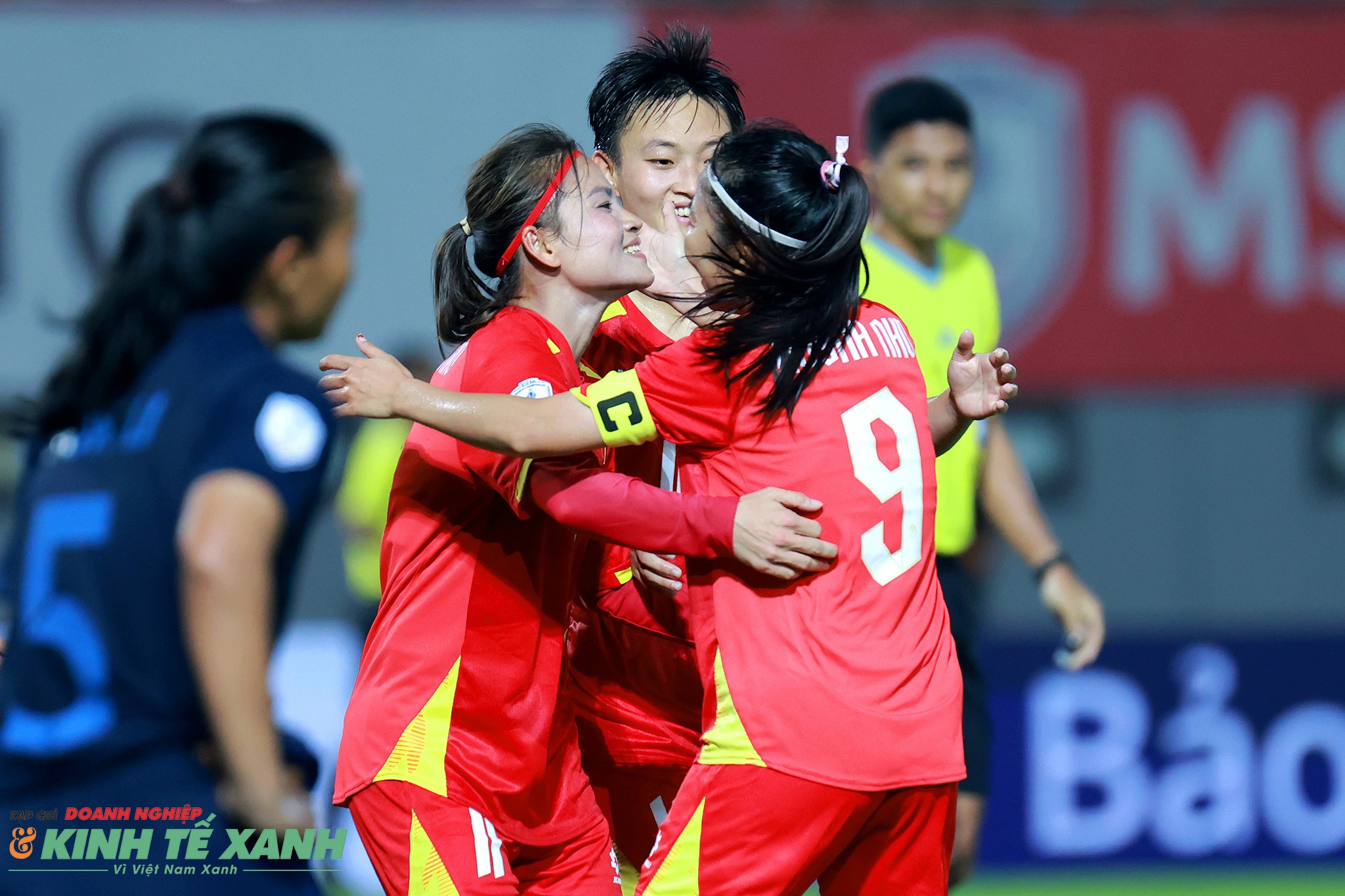 Huỳnh Như và Thái Thị Thảo (số 11) ăn mừng bàn thắng thứ 6 của đội tuyển nữ Việt Nam
