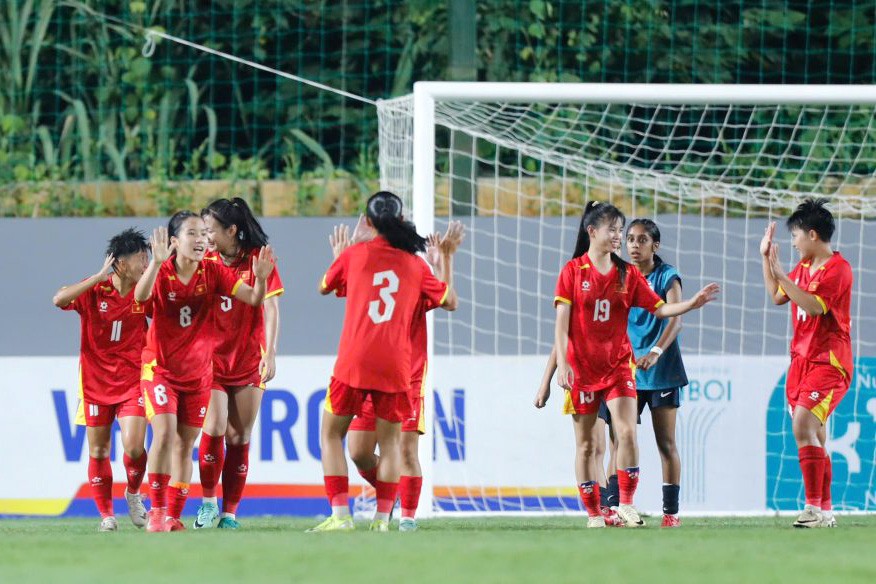 Các cầu thủ U20 nữ Việt Nam ăn mừng bàn thắng
