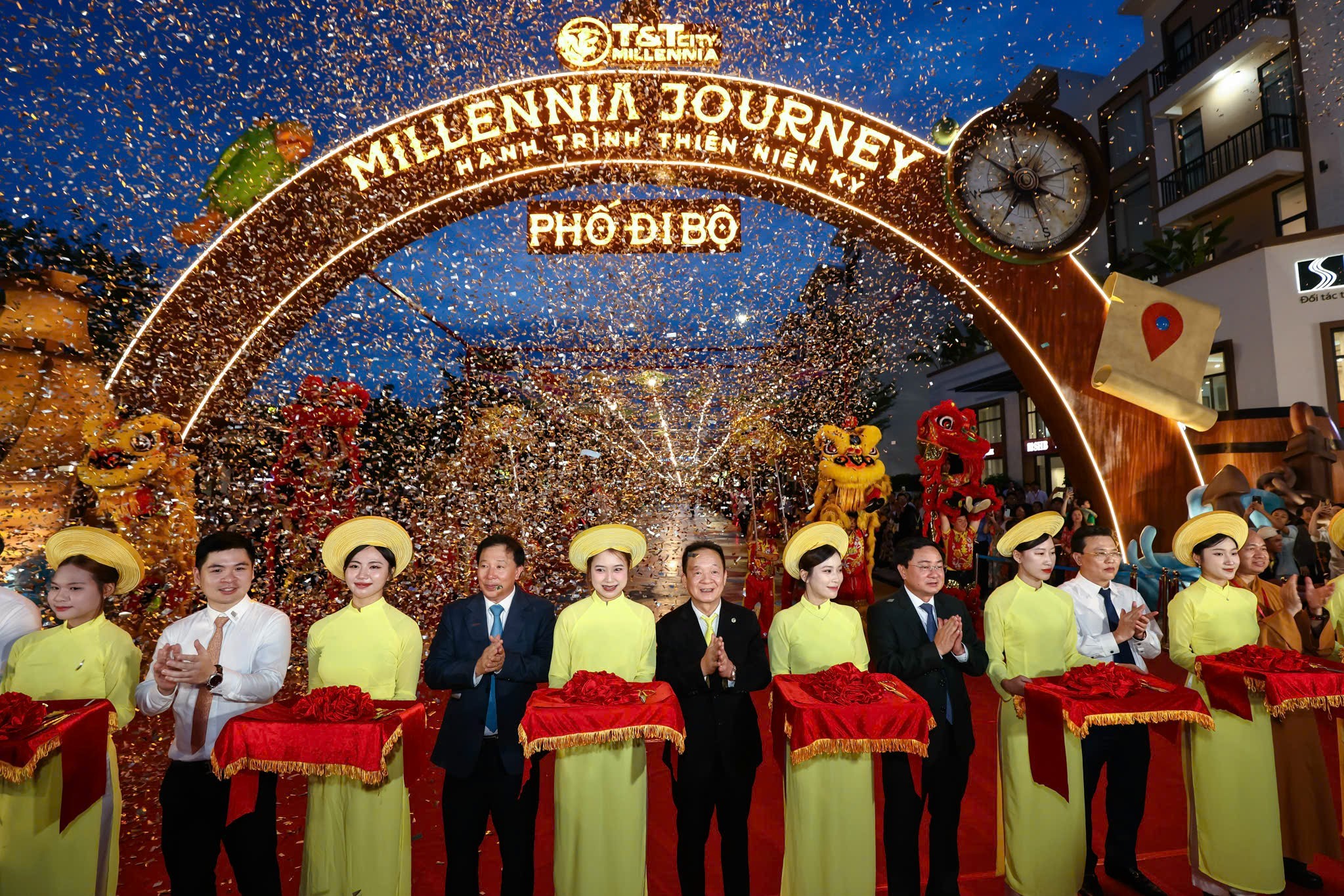 Các đại biểu cắt băng khai trương tuyến phố đi bộ Millennia Journey – Hành trình thiên niên kỷ