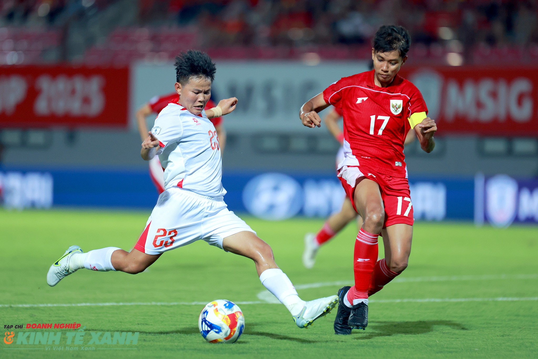 Bích Thùy tung cú sút rất căng mở tỉ số trận đấu cho đội tuyển nữ Việt Nam