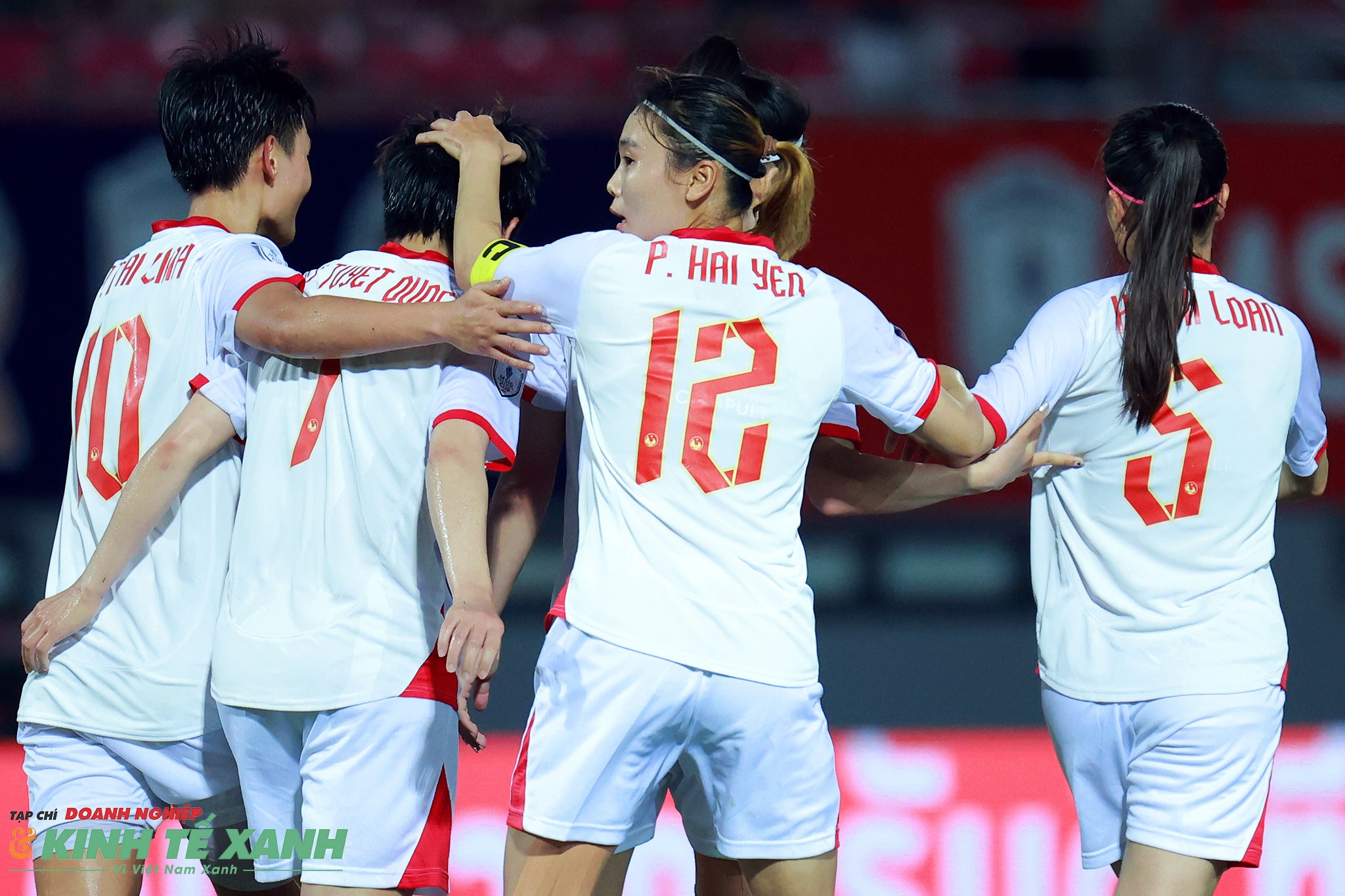 Tuyết Dung chia vui cùng đồng đội