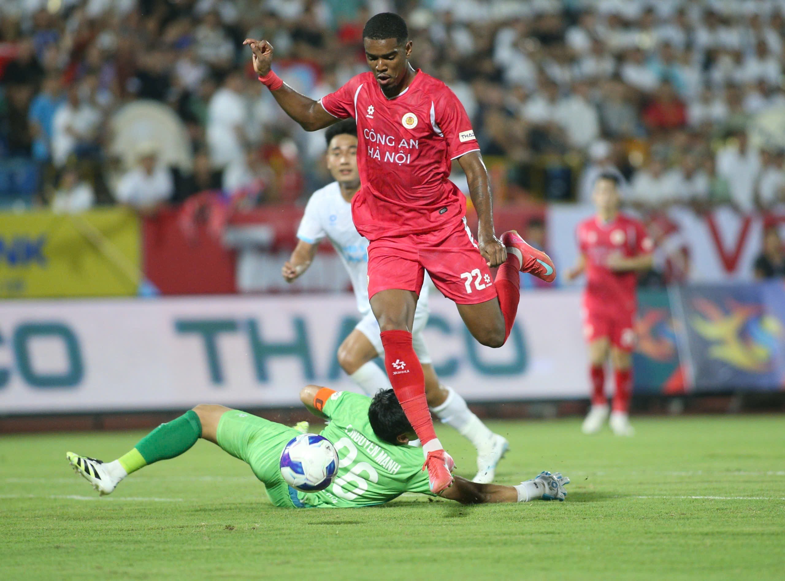 Tiền đạo Alan ghi bàn cho CLB Công An Hà Nội