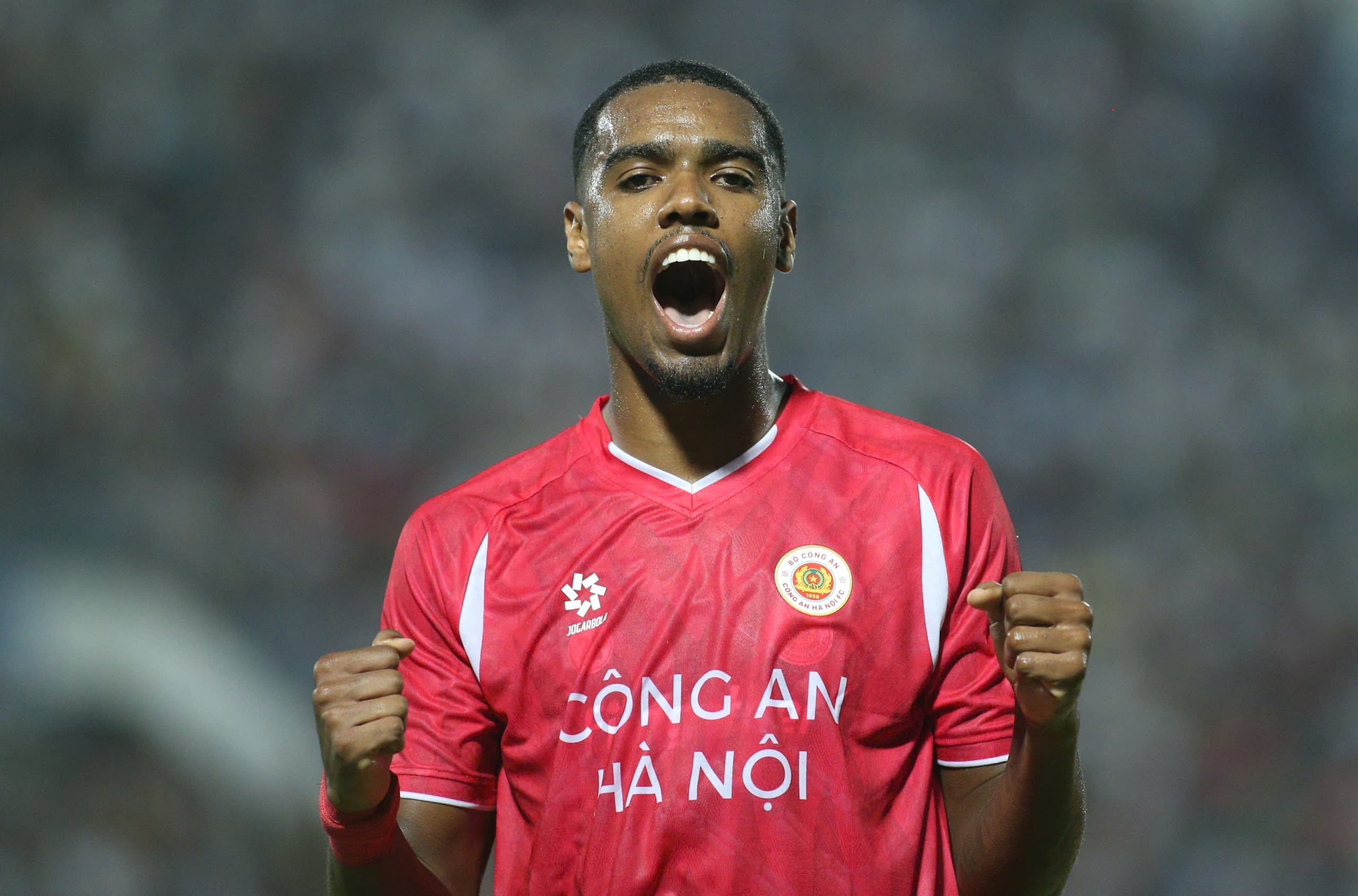 Tiền đạo Alan ăn mừng bàn thắng