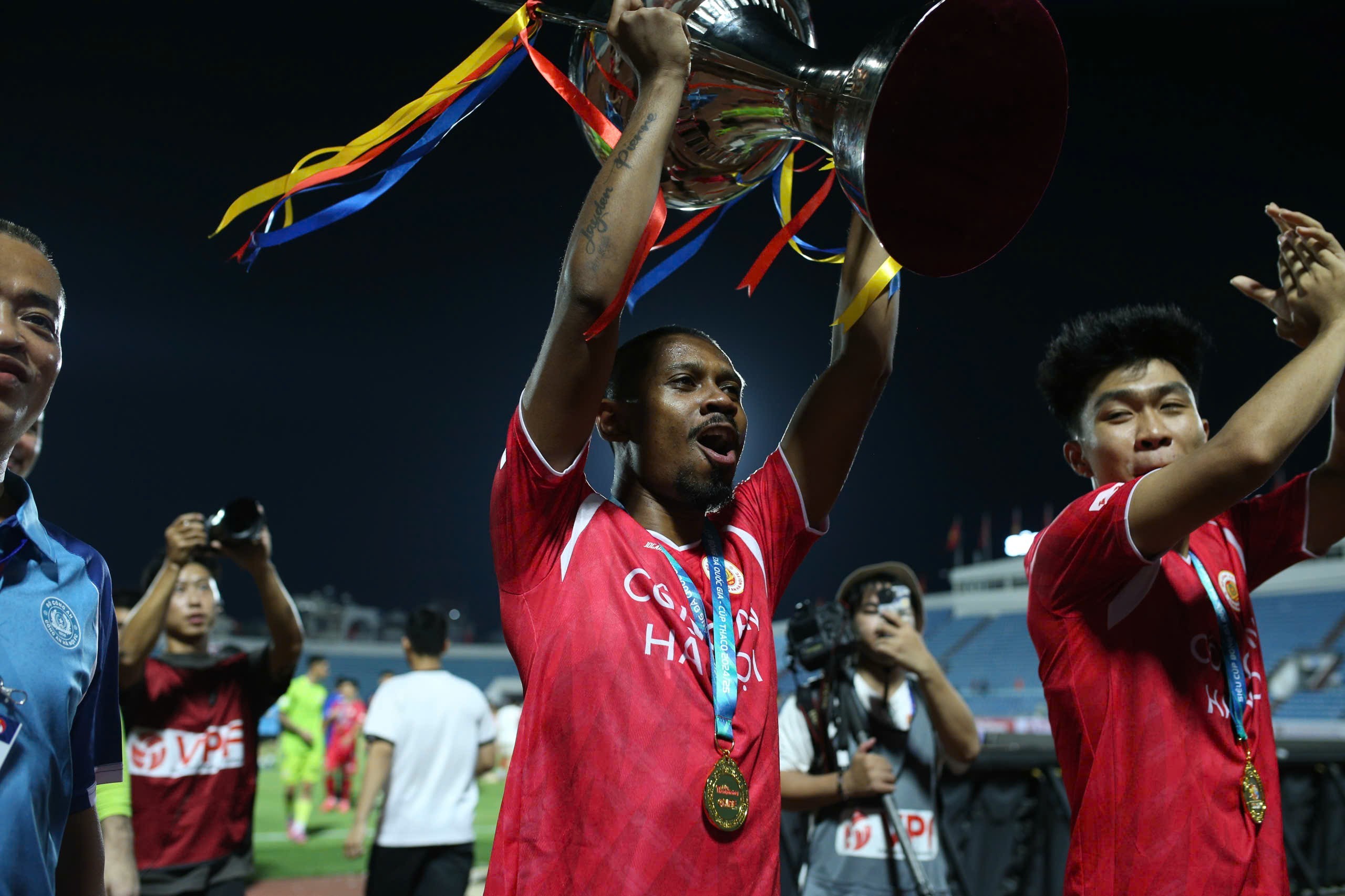 Tiền đạo Alan giương cao chiếc cúp vô địch