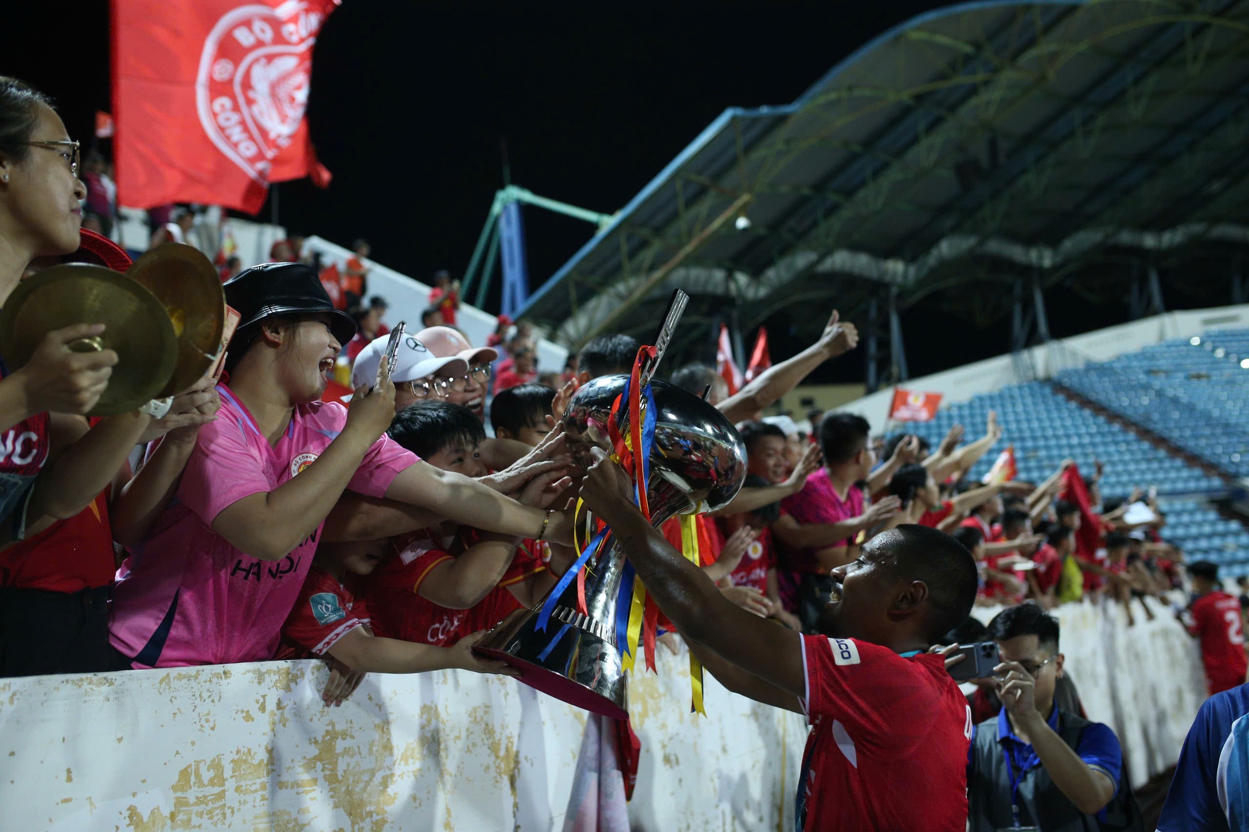 Cổ động viên CLB Công an Hà Nội cùng ăn mừng siêu cúp quốc gia