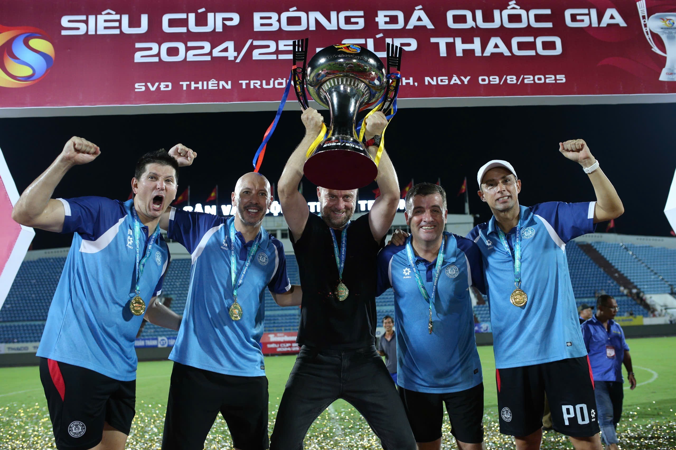 HLV Polking và Ban Huấn luyện CLB Công an Hà Nội ăn mừng với siêu cúp