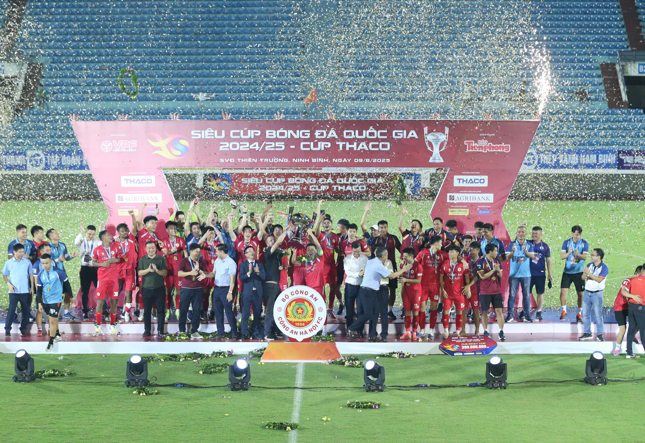 CLB Công an Hà Nội nhận Siêu cúp Quốc gia 2024/2025 trên sân vận động Thiên Trường
