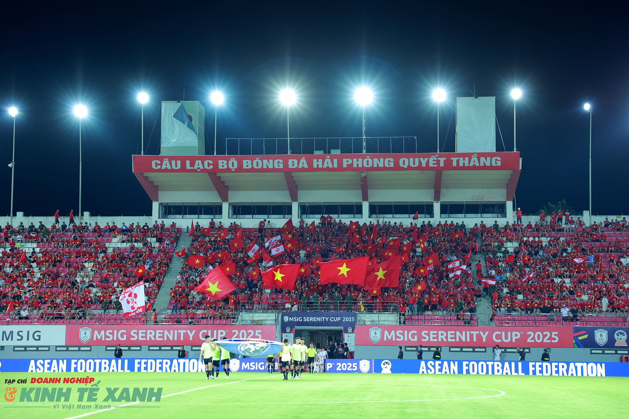 Cổ động viên Việt Nam tới sân vận động Lạch Tray, Hải Phòng để cổ vũ cho thầy trò HLV Mai Đức Chung